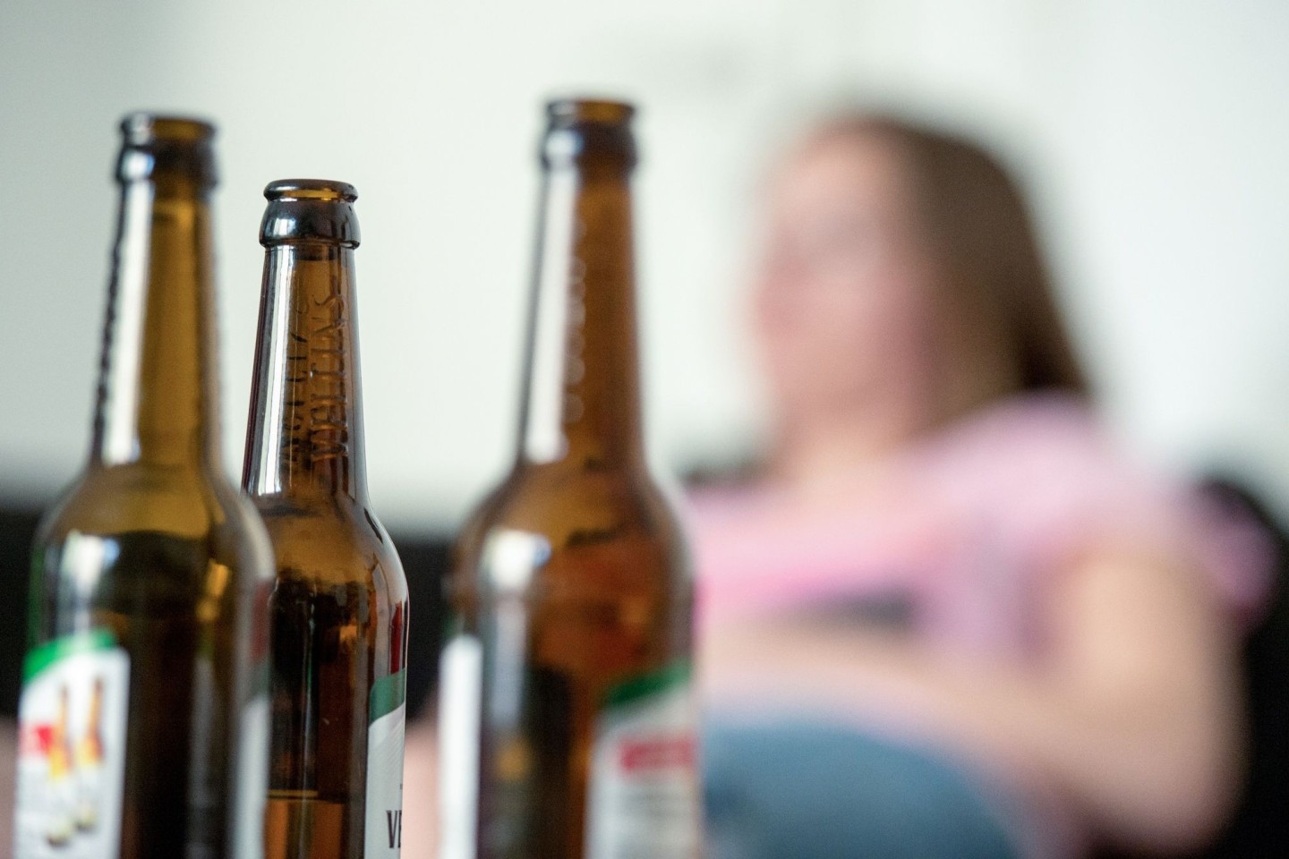 «Der Suchtkranke kreist nur um sich selbst und hat die Kinder nicht im Blick»: Eine Frau hinter leeren Bierflaschen.