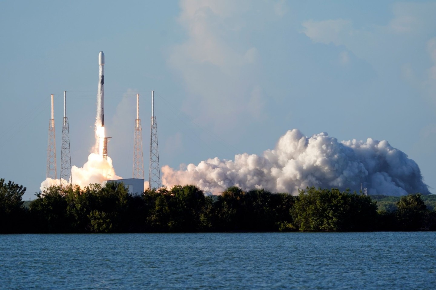 Eine SpaceX Falcon 9 Rakete mit dem koreanischen Pathfinder Lunar Orbiter hebt ab.