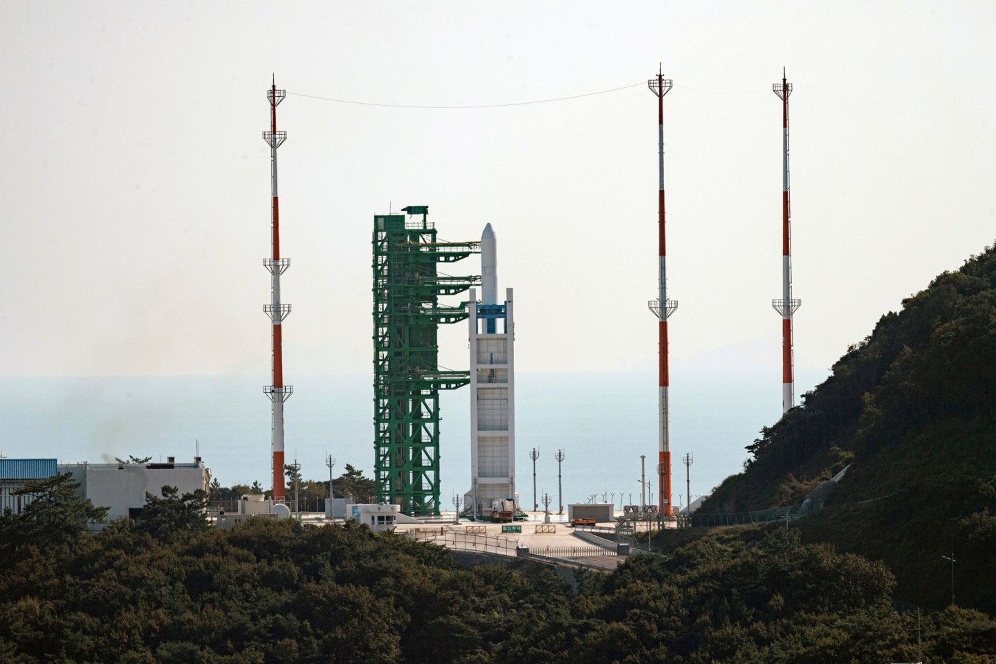 Eine Testversion von Südkoreas selbst entwickelter Weltraumrakete «Nuri» steht auf der Startrampe im Naro Space Center, 473 Kilometer südlich von Seoul.