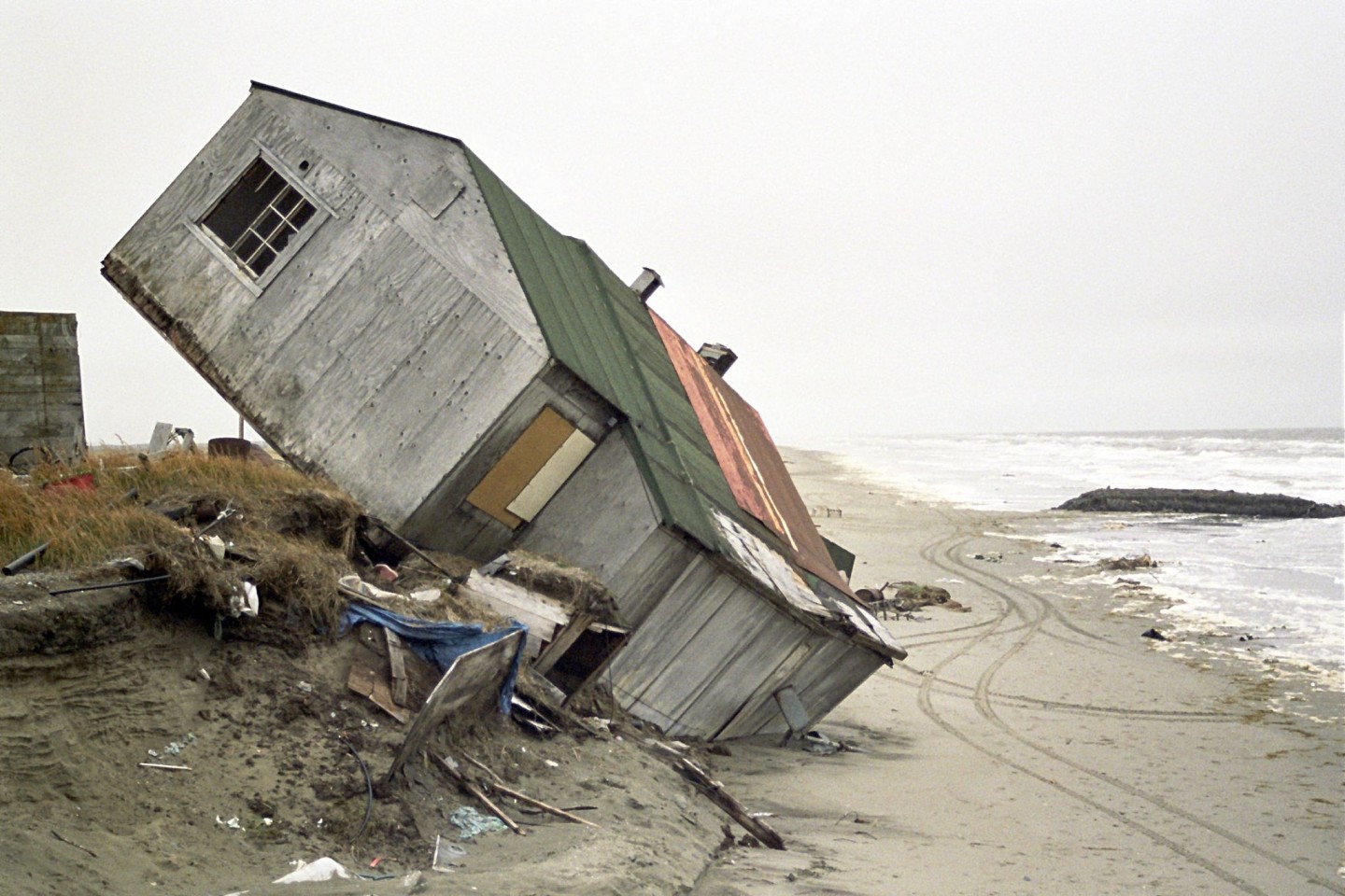 Das Auftauen des Permafrost-Bodens führt im Dorf Shishmaref im Norden Alaskas zu schweren Schäden.