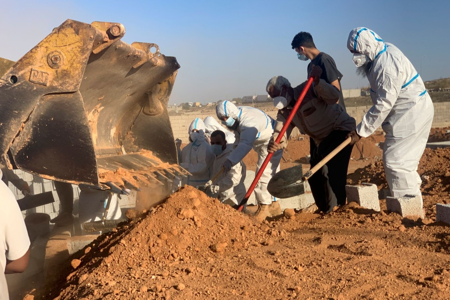Helfer begraben Opfer der Sturzflut in Libyen.