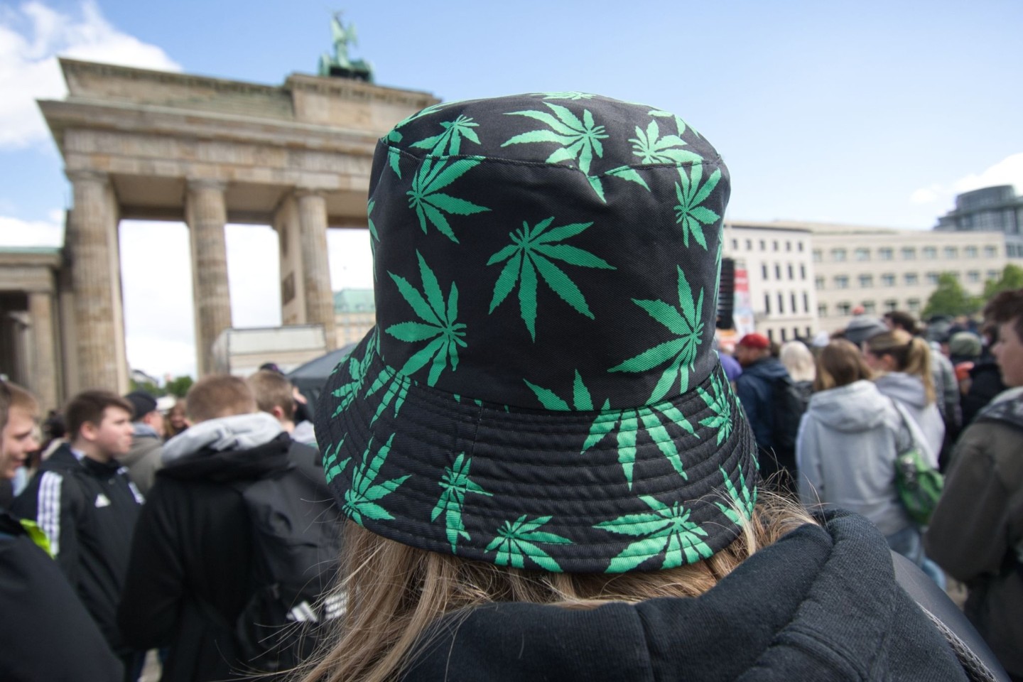 Tausende Menschen feierten am Brandenburger Tor bei der Kundgebung und dem Fest zur Legalisierung von Cannabis.