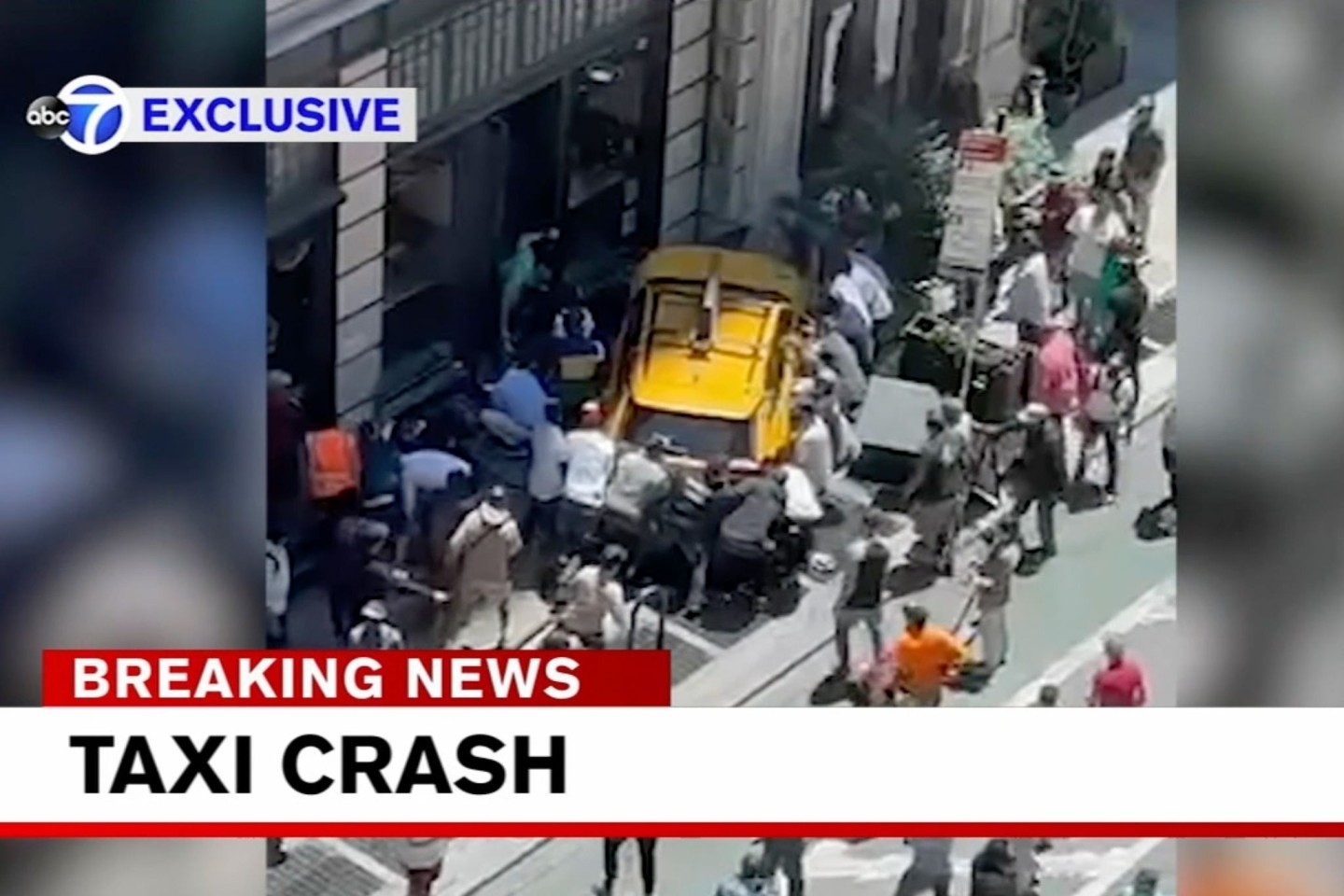 Fernsehbilder zeigen die dramatische Situation: Passanten versuchen nach einem mutmaßlichen Unfall, zwei eingeklemmte Frauen zu befreien.