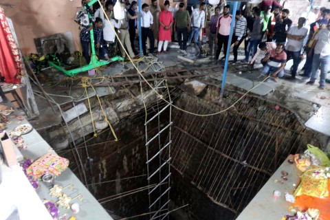 Tempelboden bricht in Indien ein - mindestens 36 Tote