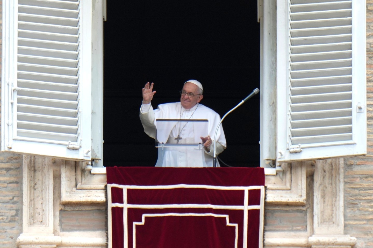 Papst Franziskus winkt während des Angelus-Mittagsgebets aus dem Fenster seines Arbeitszimmers mit Blick auf den Petersplatz. Ein Autofahrer hat am Vatikan eine Polizeiabsperrung durchbroch...