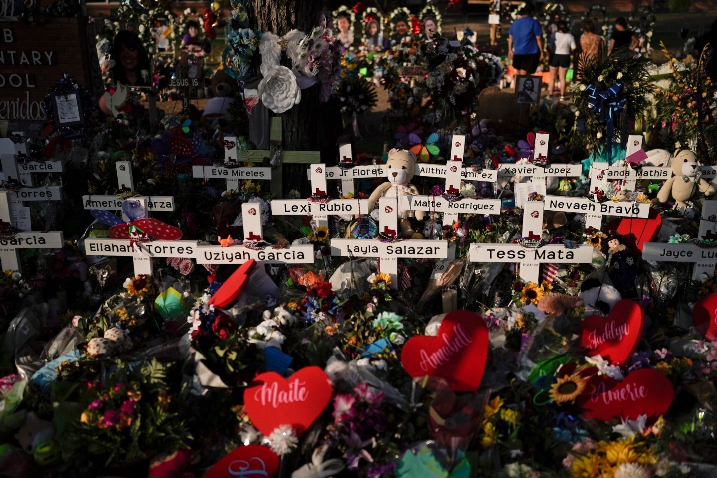Kreuze mit den Namen der Opfer sowie Blumen, Luftballons und Plüschtiere bilden eine Gedenkstätte zu Ehren der Opfer nach dem Schulmassaker.