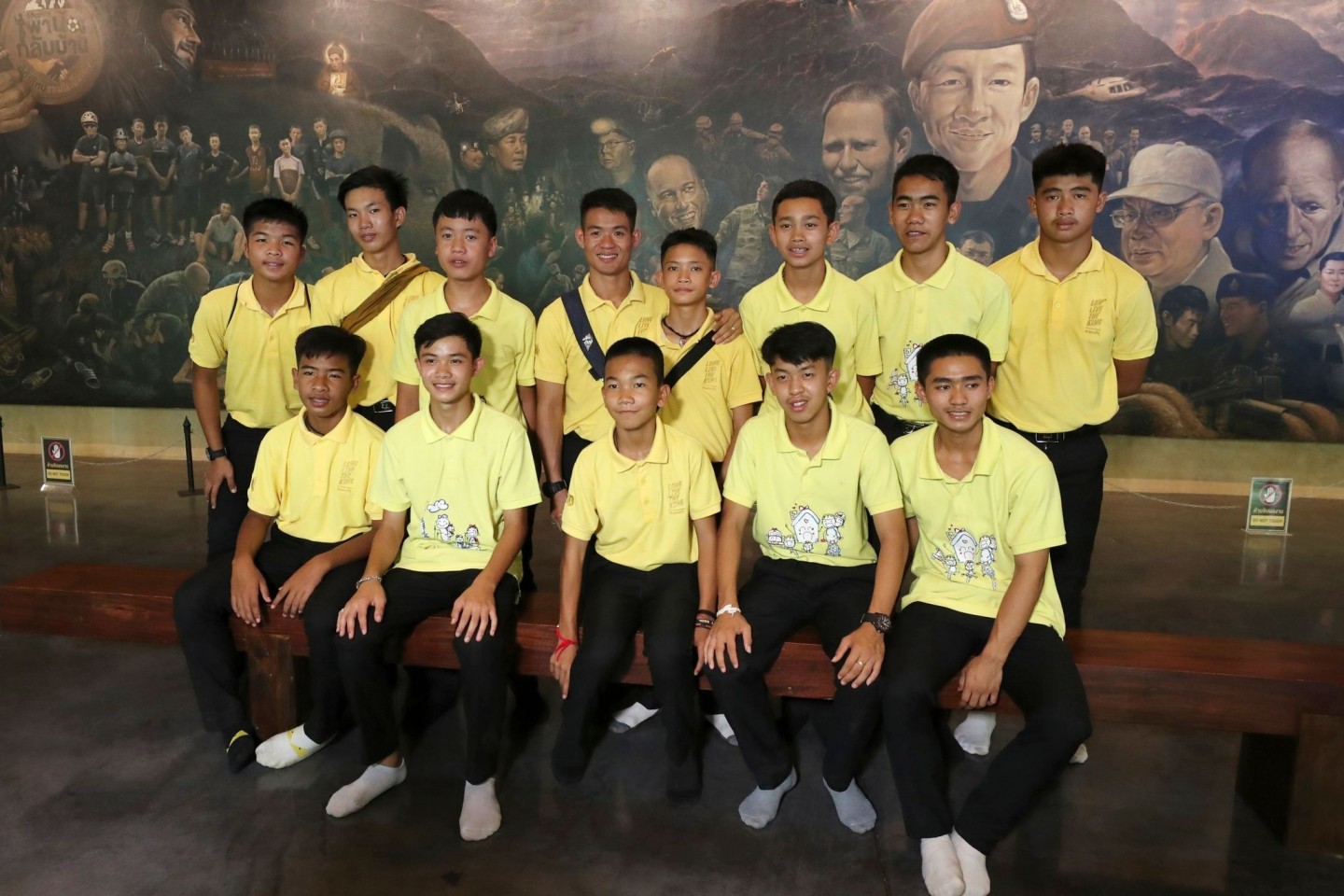 Die 12 Jungs der Fußballmannschaft der «Wildschweine» aus Mae Sai und ihr ehemalige Fußballtrainer Ekkapol Chanthawong (4.v.l, hintere Reihe), die zusammen vor drei Jahren aus der überf...