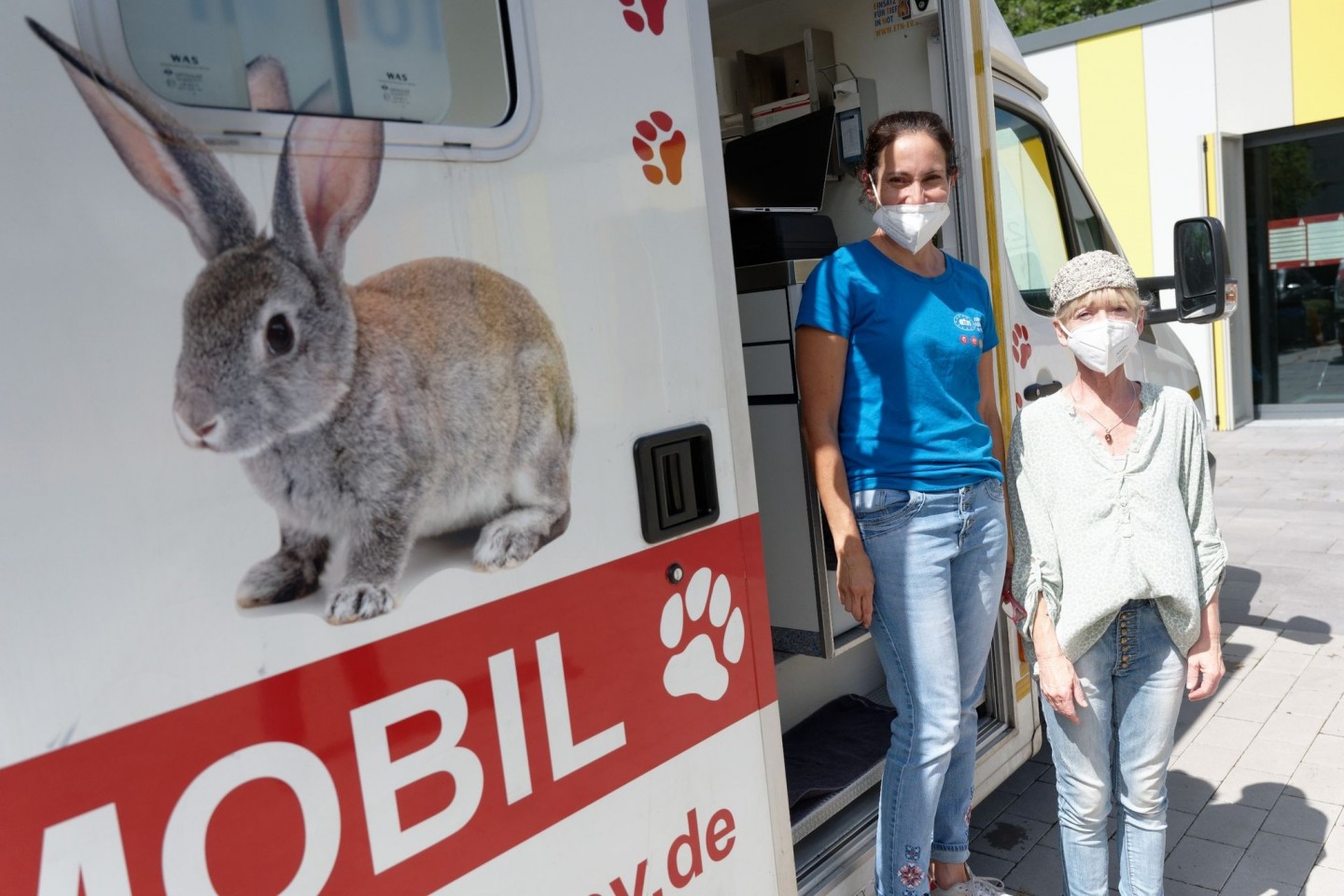 Die Tierärztin Claudia Gomez (l) und ihre Assistentin Elke Wolf warten vor dem Tierarztmobil auf ihre vierbeinigen Patienten.