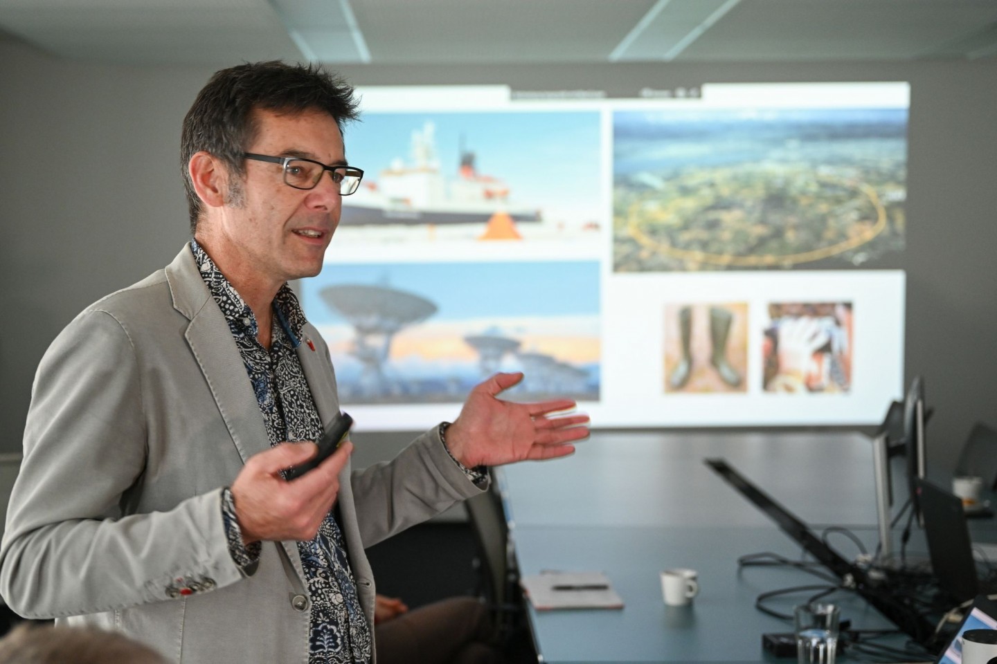 Martin Wikelski, Projektleiter von Icarus, spricht vor dem Start des Projektes im März 2020 in einem Konferenzraum.
