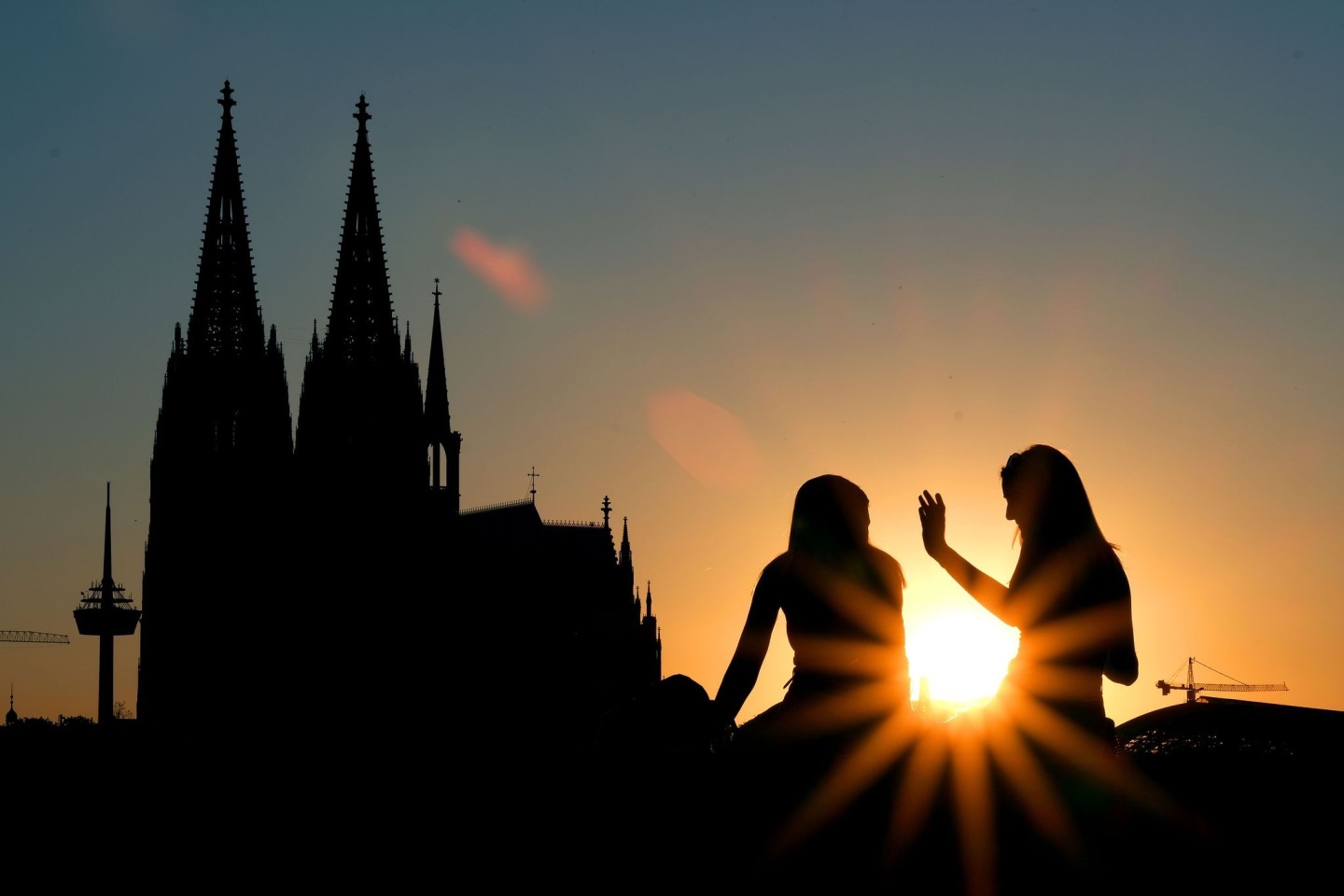 Zwei Frauen vor dem Kölner Dom: Beim ersten Date verzichten junge Leute nach Tinder-Angaben heutzutage lieber auf Alkohol und treffen sich zu kulturellen Aktivitäten oder draußen statt i...