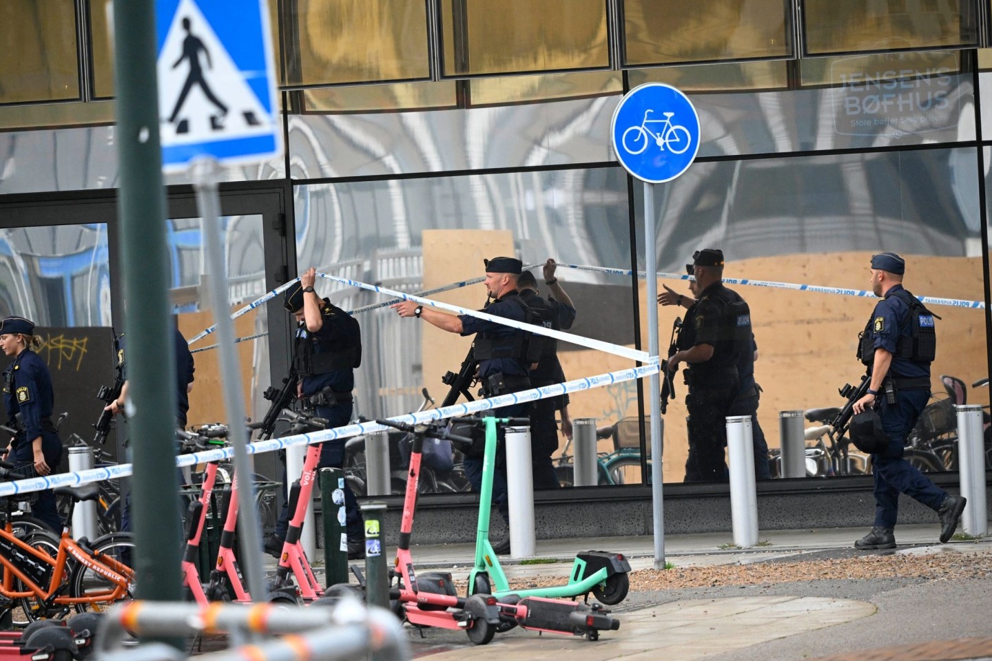 Polizisten am Tatort nach den Schüssen im Emporia-Einkaufszentrum in Malmö.