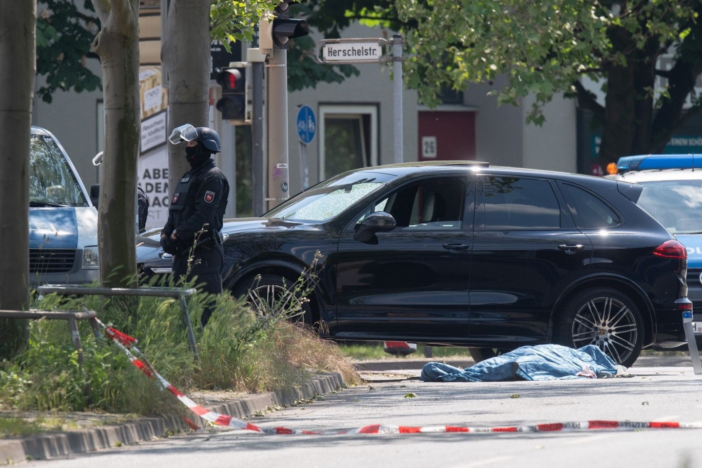 Polizisten sichern am 3. Juni den Tatort in Hannover.