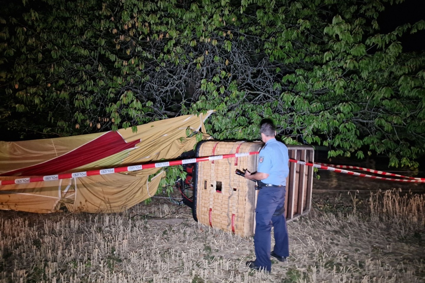 Bei einem Unfall mit einem Heißluftballon ist ein Mann in Beelitz (Landkreis Potsdam-Mittelmark) ums Leben gekommen.
