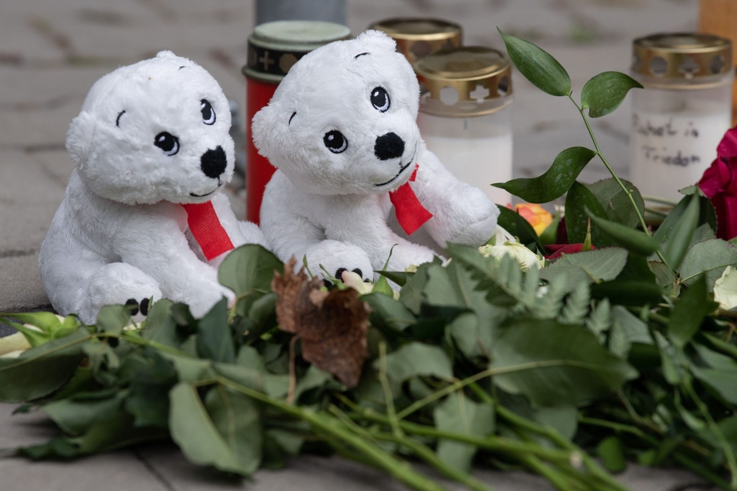 Kerzen, Plüschtiere und Blumen erinnern in Hanau an die toten Geschwister.