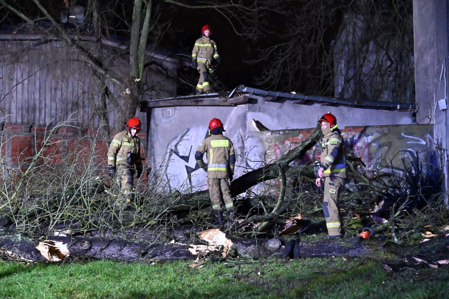 Feuerwehrleute räumen im polnischen Stettin eine Straße, die durch einen umgestürzten Baum blockiert ist.