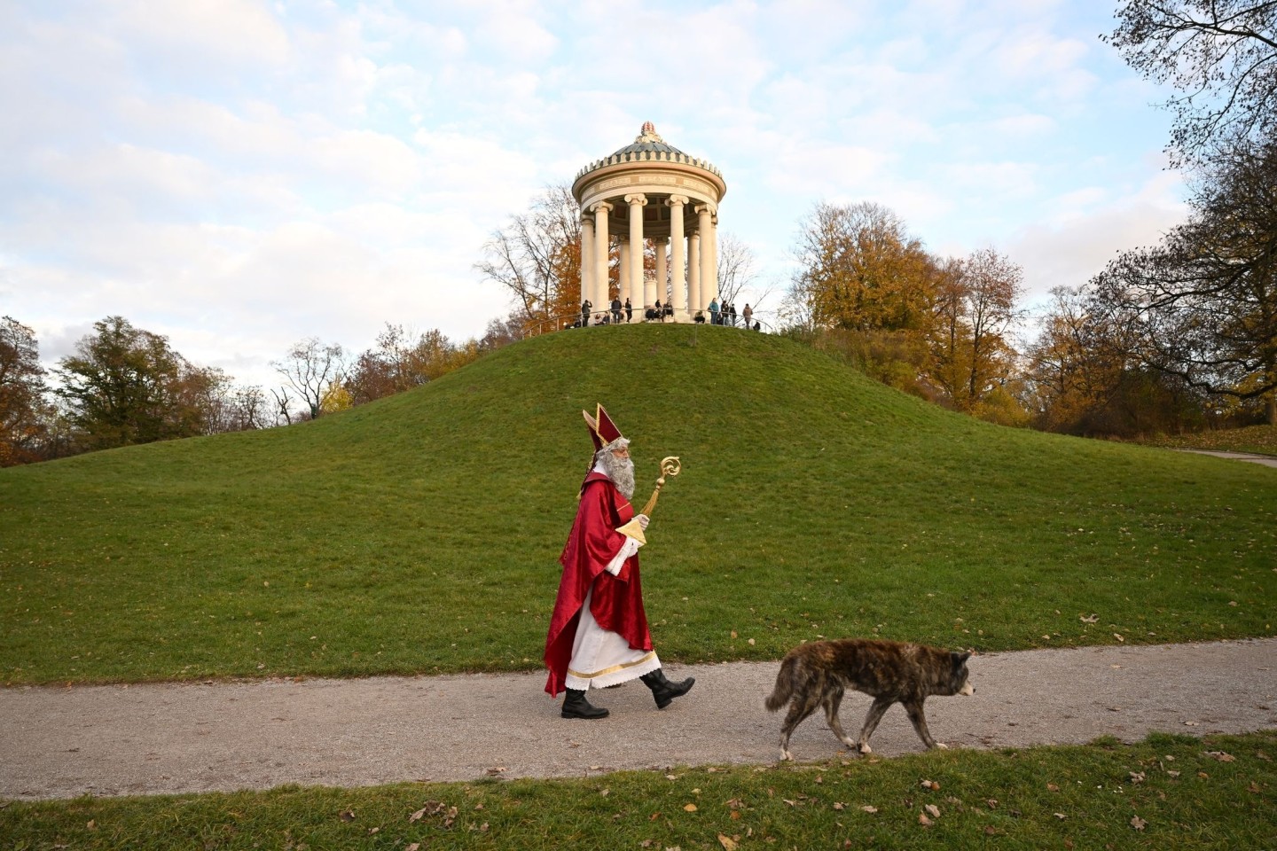 Ein Nikolaus spaziert durch den Englischen Garten.