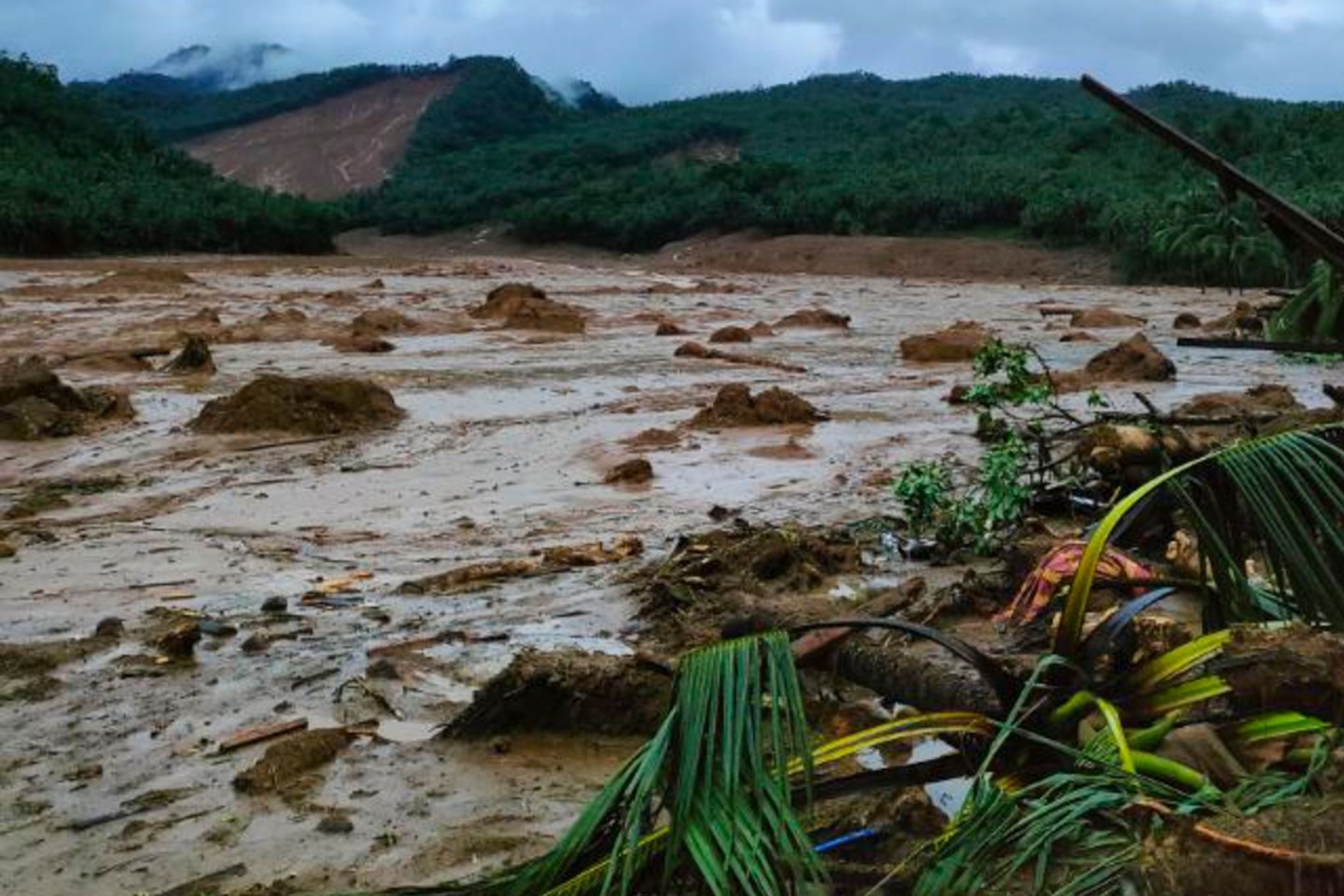 Erdrutschgebiet in der Provinz Leyte. Auf den Philippinen sind beim ersten Tropensturm des Jahres Dutzende Menschen ums Leben gekommen. Tausende wurden in die Flucht getrieben.