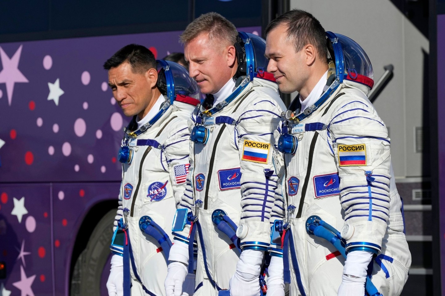 Die Mitglieder der Hauptbesatzung der Internationalen Raumstation (ISS) vor dem Start der Sojus-2.1-Rakete.