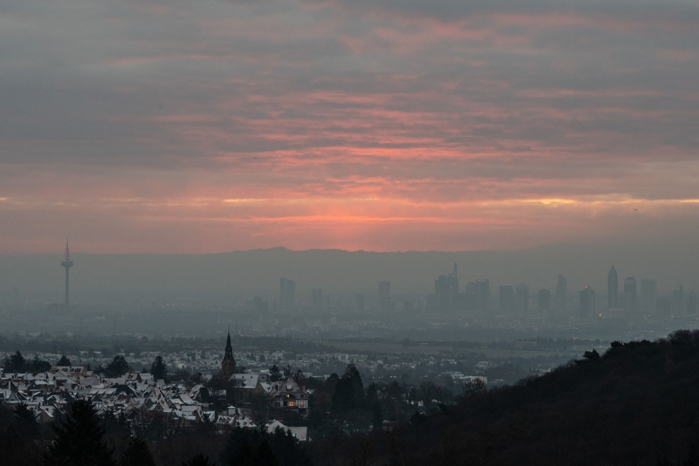 Dichter Hochnebel und Wolken bei Sonnenaufgang über Frankfurt am Main.