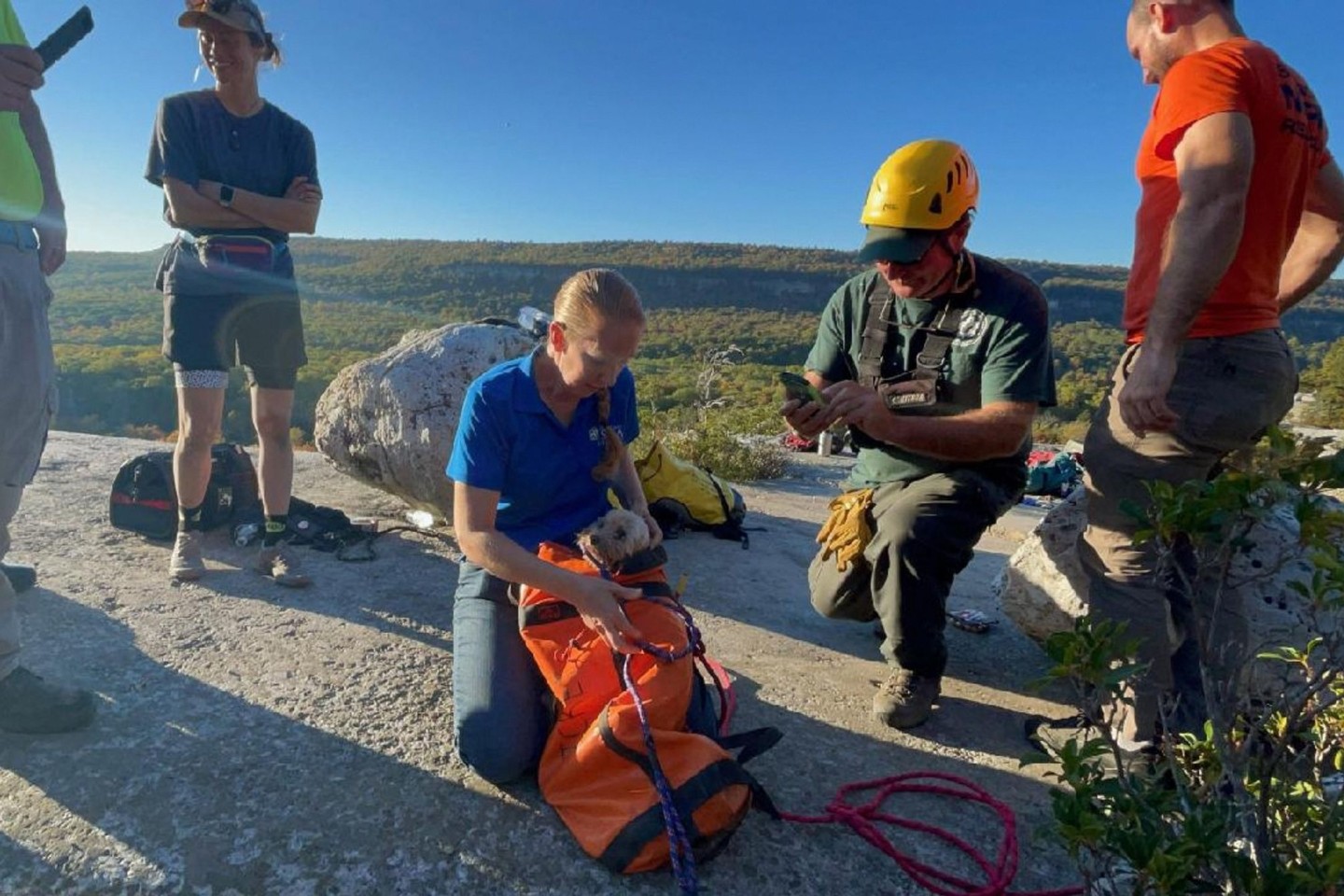 Eine zierliche Höhlenretterin des New Jersey Initial Response Team konnte die Hündin Liza unverletzt aus der Tiefe einer Felsspalte bergen.
