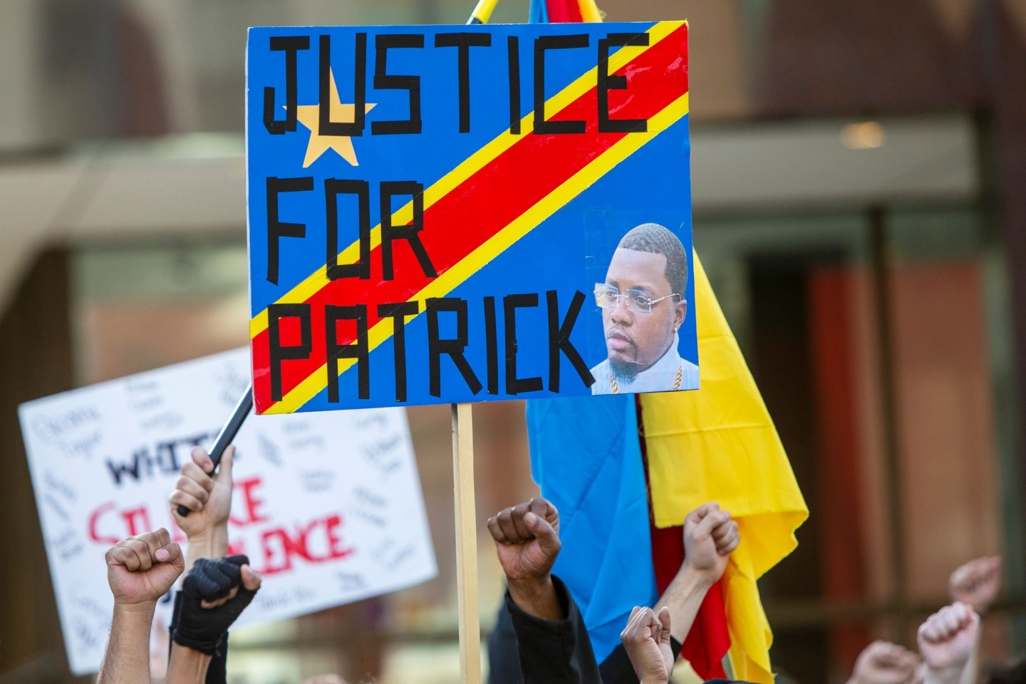 Aktivisten demonstrieren in Grand Rapids im US-Bundestaat Michigan für Patrick Lyoya. Einmal mehr sorgt ein tödlicher Polizeieinsatz in den USA für Aufregung, bei dem ein schwarzer Mann g...
