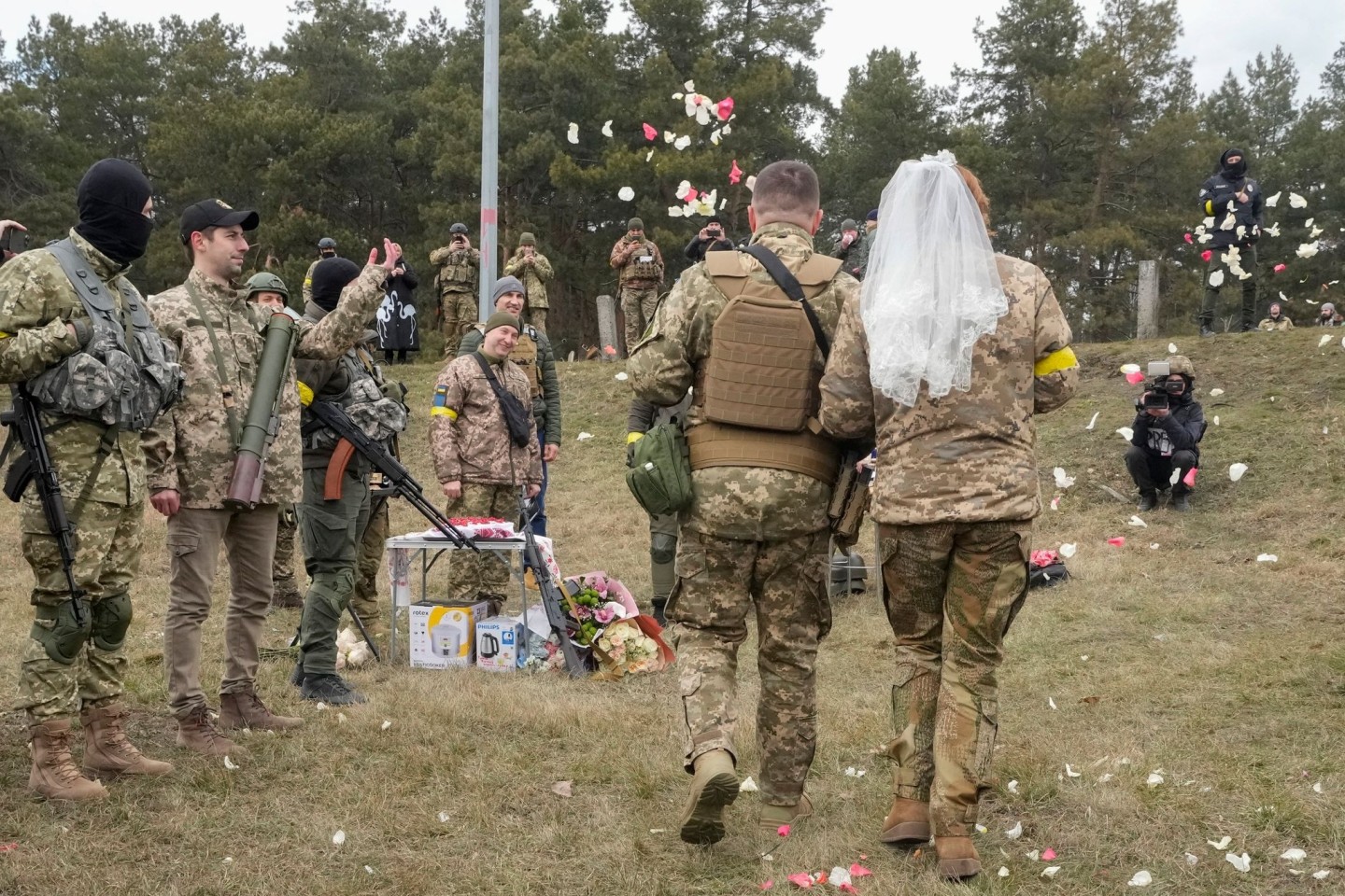 Hochzeitszeremonie an einem Kontrollpunkt in Kiew: Lesia Iwashchenko und Walerii Fylymonow geben sich das Ja-Wort.