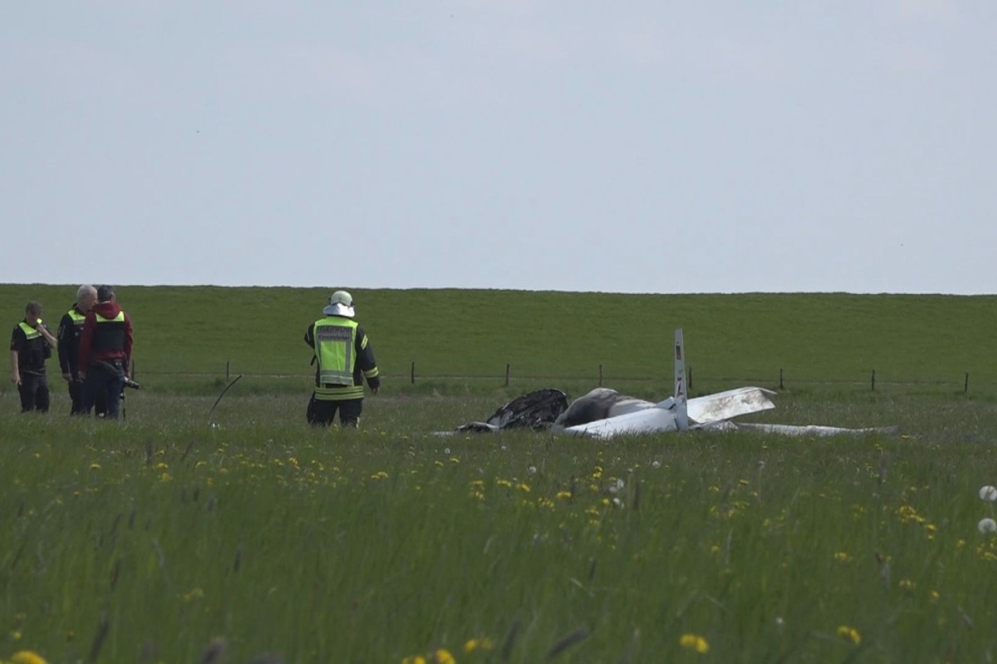 Ein Kleinflugzeug ist bei Wilhelmshaven abgestürzt. Zwei Menschen starben.