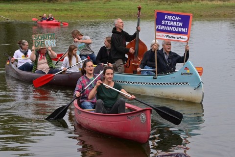 Umweltschützer protestieren mit Kanus gegen Oder-Ausbau 