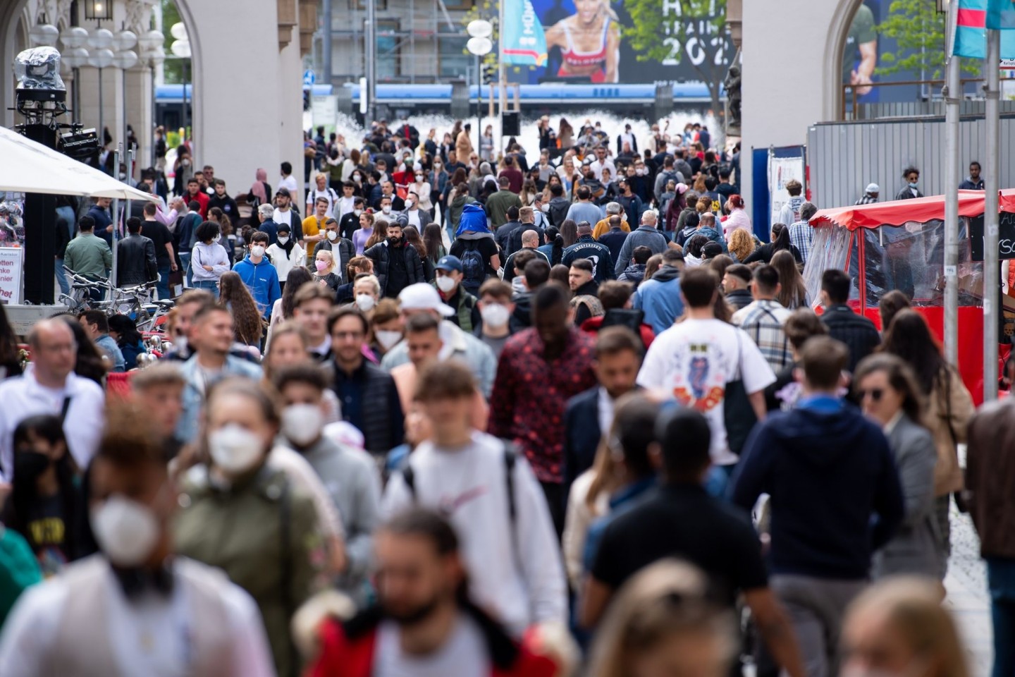 Menschen auf einer Fußgängerzone in München: Der Anteil der Corona-Varianten beträgt in Deutschland 2,1 Prozent.