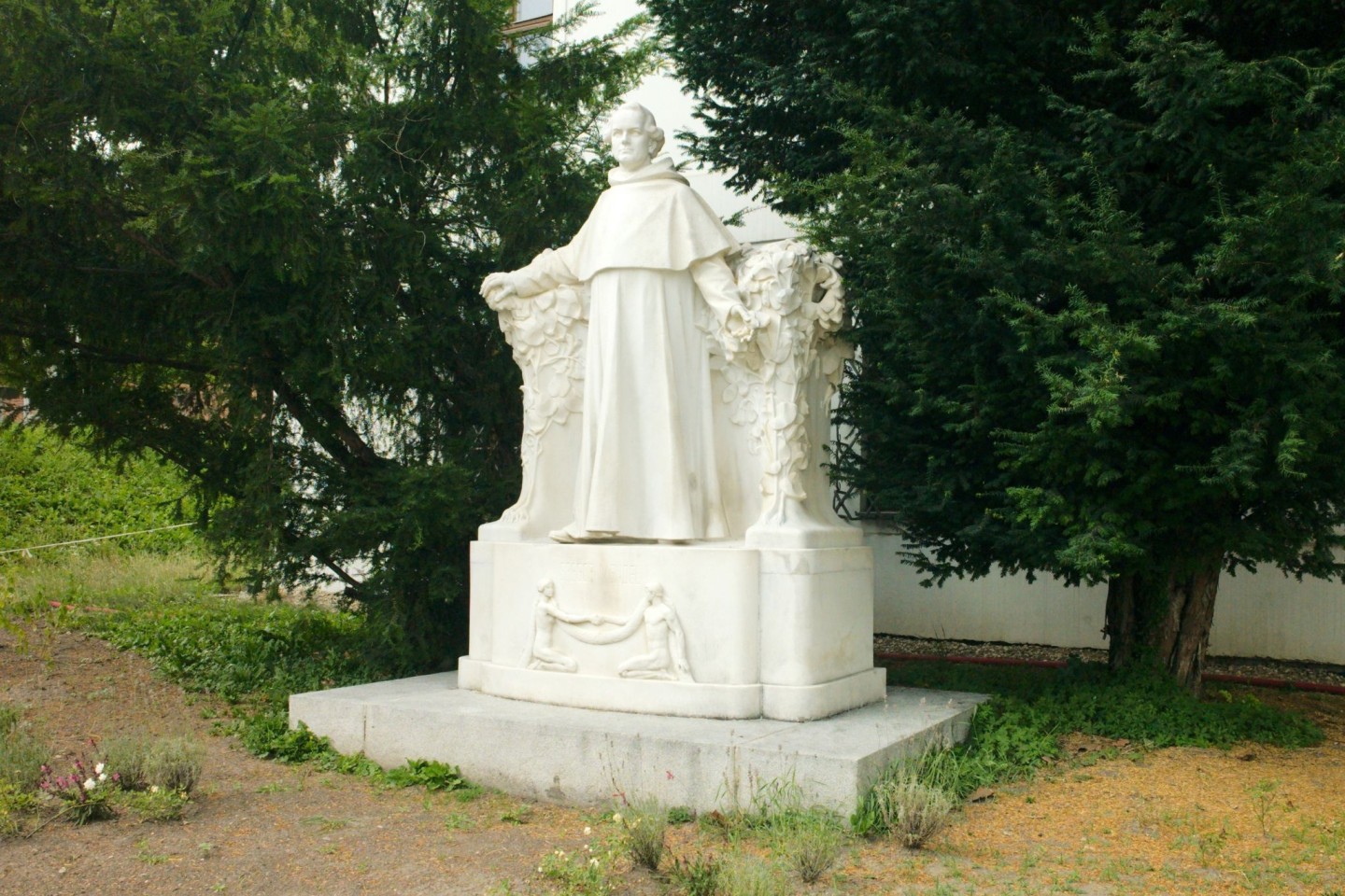Eine Statue erinnert im Garten des Augustinerklosters im tschechischen Brünn (Brno) an den Mönch und Botaniker Gregor Johann Mendel.