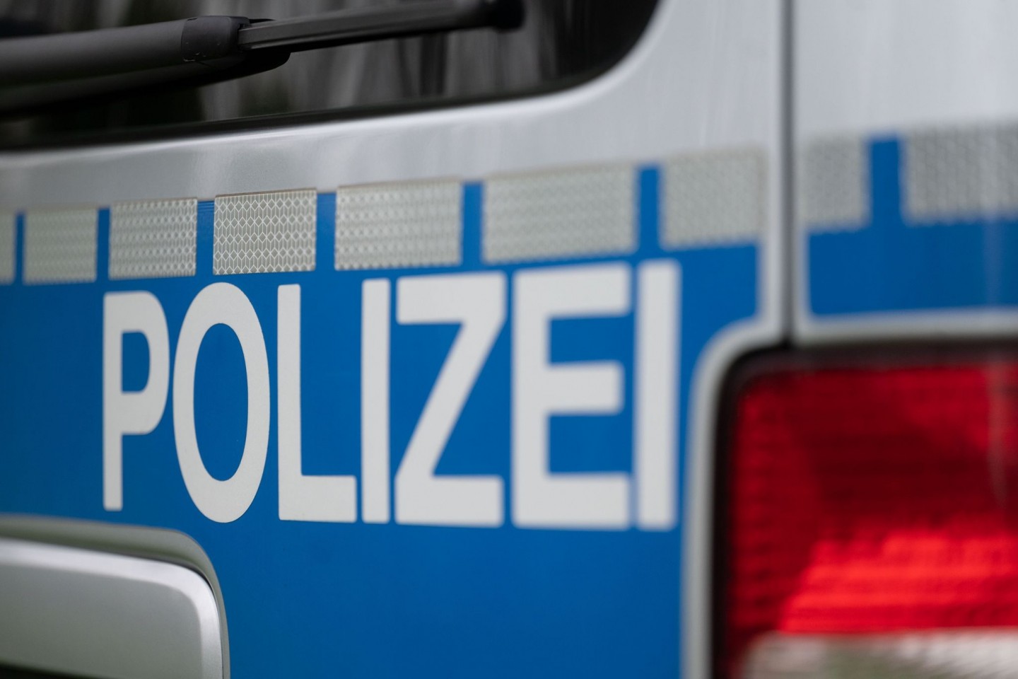 Nach einer Flucht soll ein Auto in Berlin mit mehreren Polizeifahrzeugen kollidiert sein. (Symbolbild)