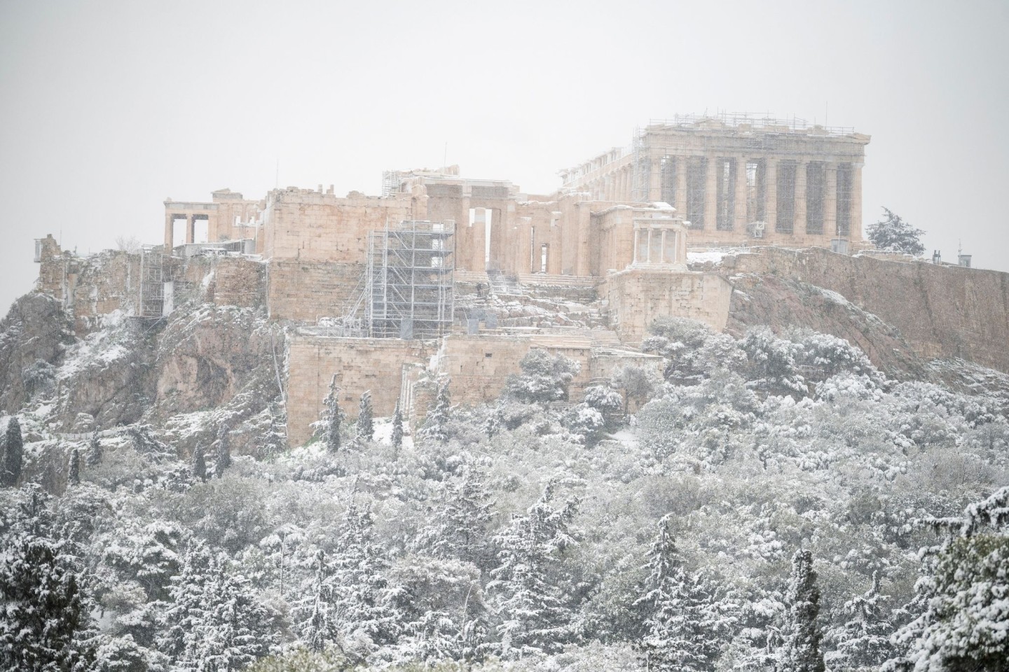 Schnee liegt auf der Akropolis bei Athen.
