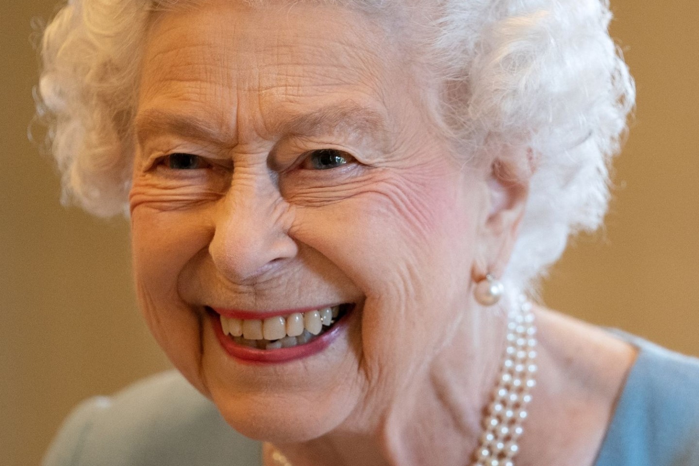 Königin Elizabeth II. lächelt beim Empfang im Sandringham House.