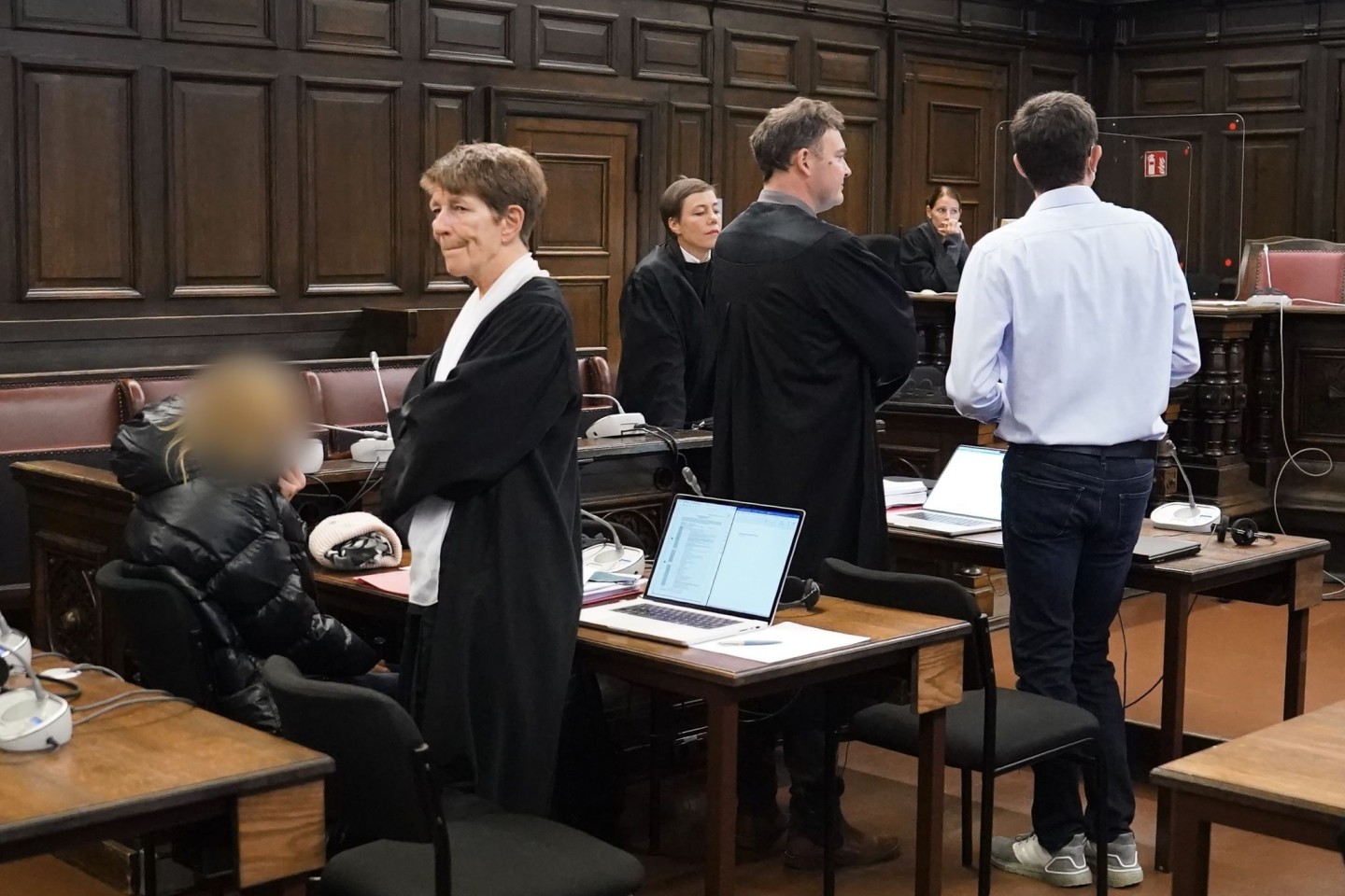 Das angeklagte Ehepaar (l und r) zu Beginn des Prozesses im Strafjustizgebäude in Hamburg.
