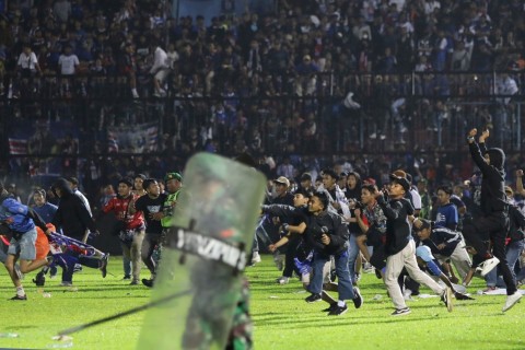 Viele Tote bei Stadion-Massenpanik in Indonesien
