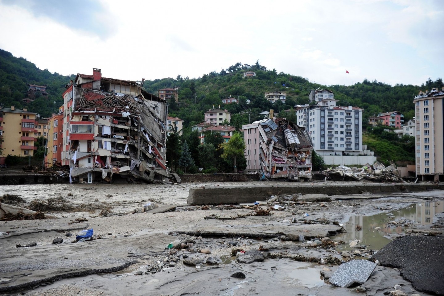 Verwüstung, Schlamm und zerstörte Gebäude in Bozkurt (Provinz Kastamonu).