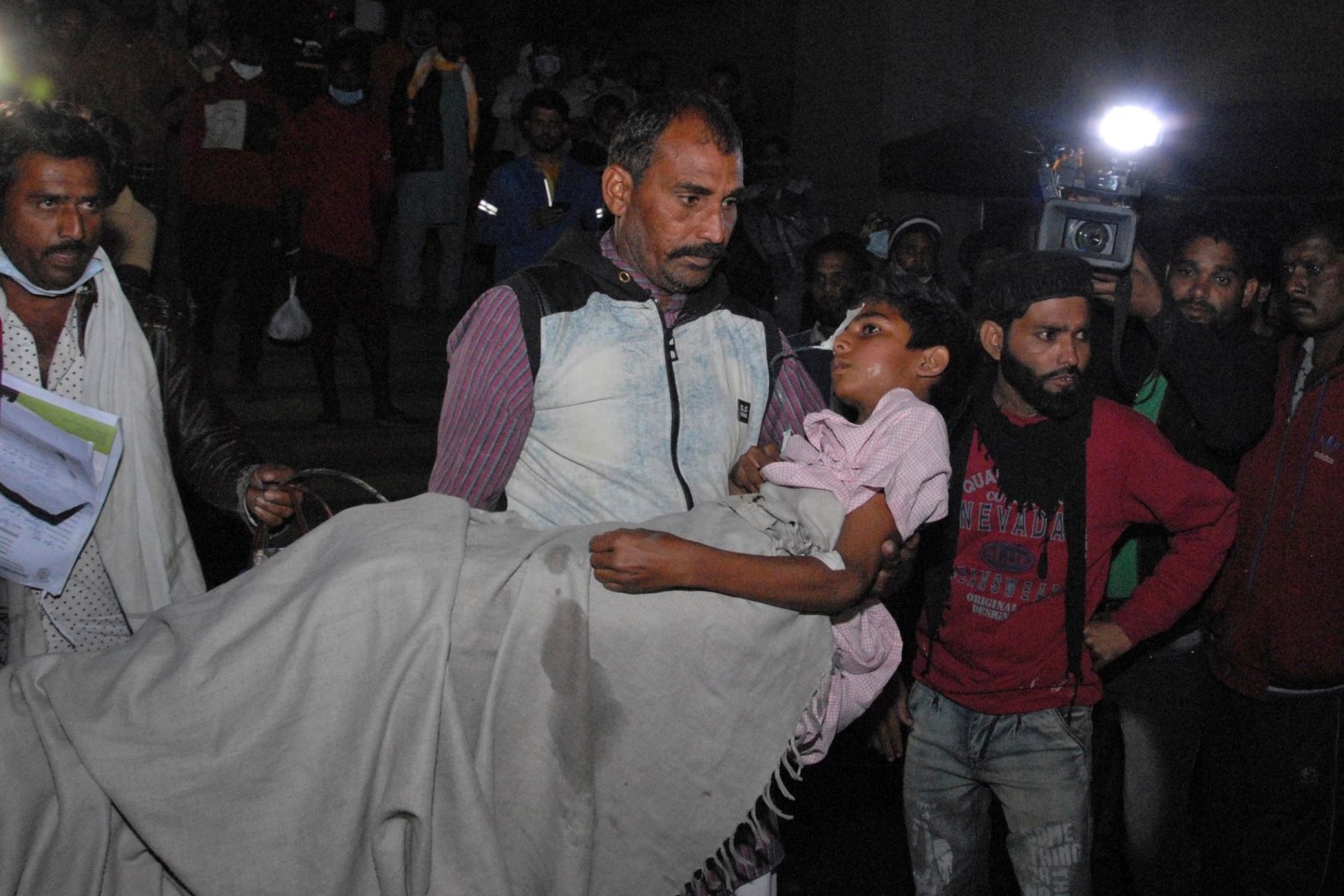 Ein Mann trägt ein Kind aus dem Kamla Nehru Children's Hospital im indischen Bhopal.