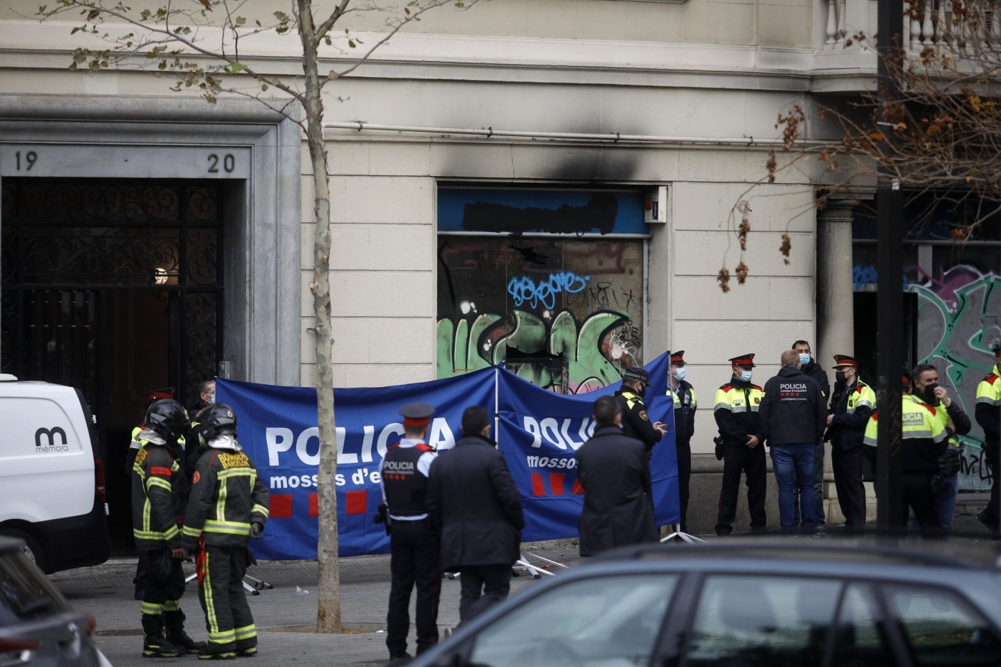 Polizeibeamte in der Nähe des Gebäudes in Barcelona, in dem ein Brand mit Todesopfern ausgebrochen ist.