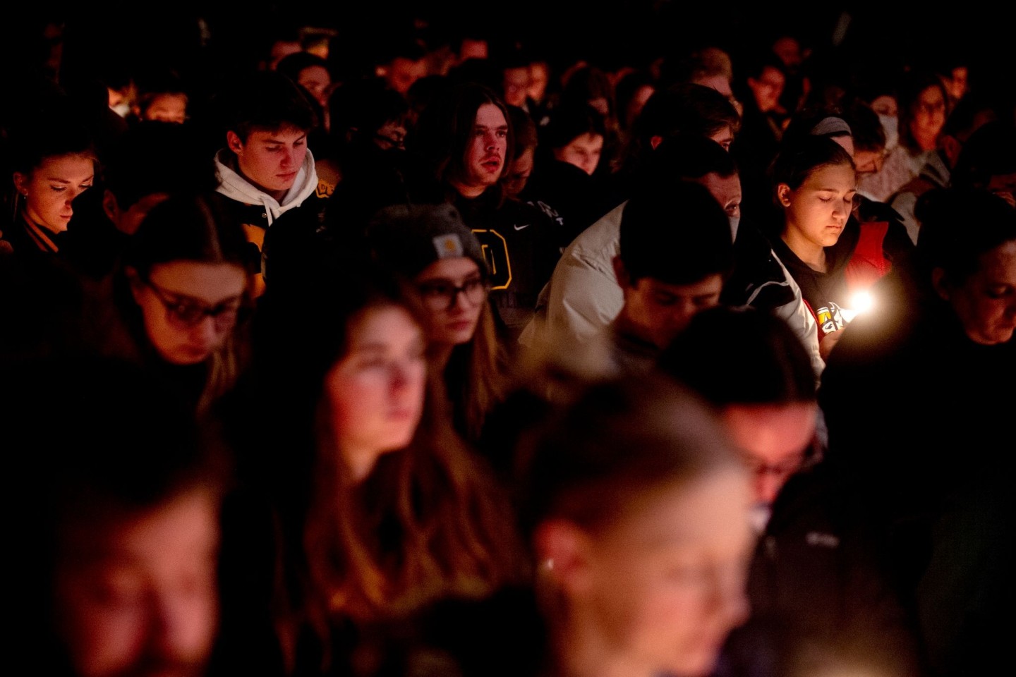 Schülerinnen und Schüler der Oxford High School nehmen an einer Mahnwache für die Opfer des Angriffs des 15-jährigen Schützen teil.