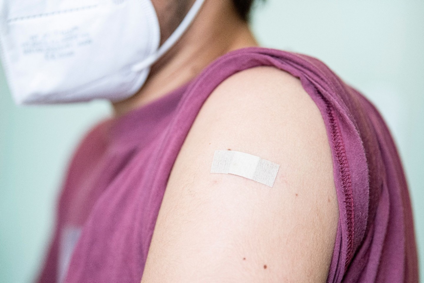 Auf dem Arm eines Mannes klebt ein Pflaster, nachdem er mit einem Corona-Impfstoff geimpft wurde.