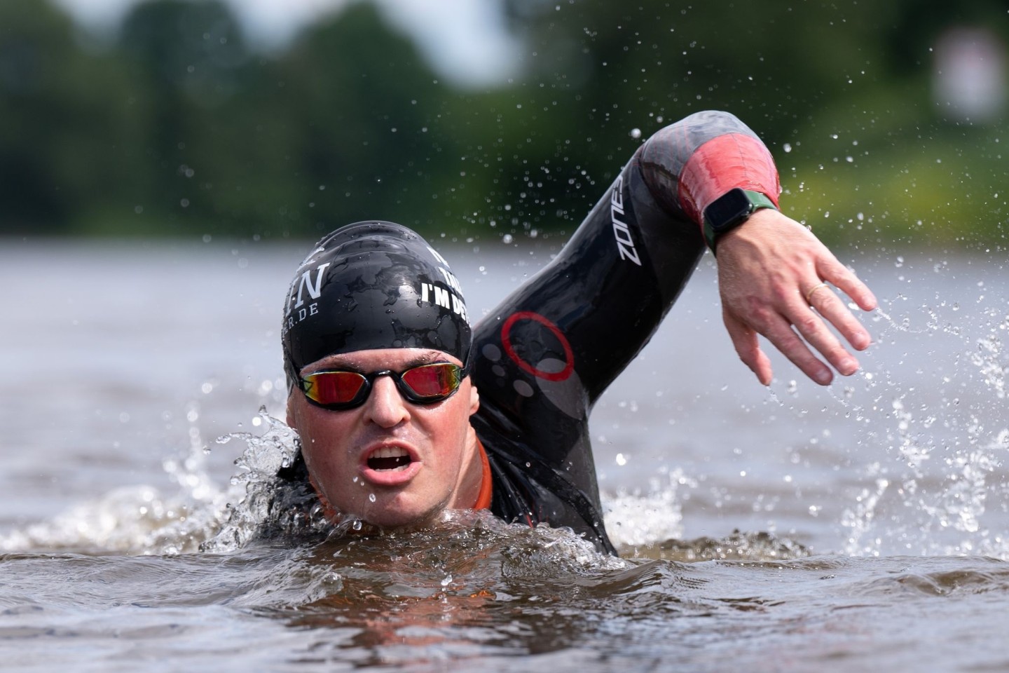 Joseph Heß schwimmt während einer Trainingseinheit in der Elbe.