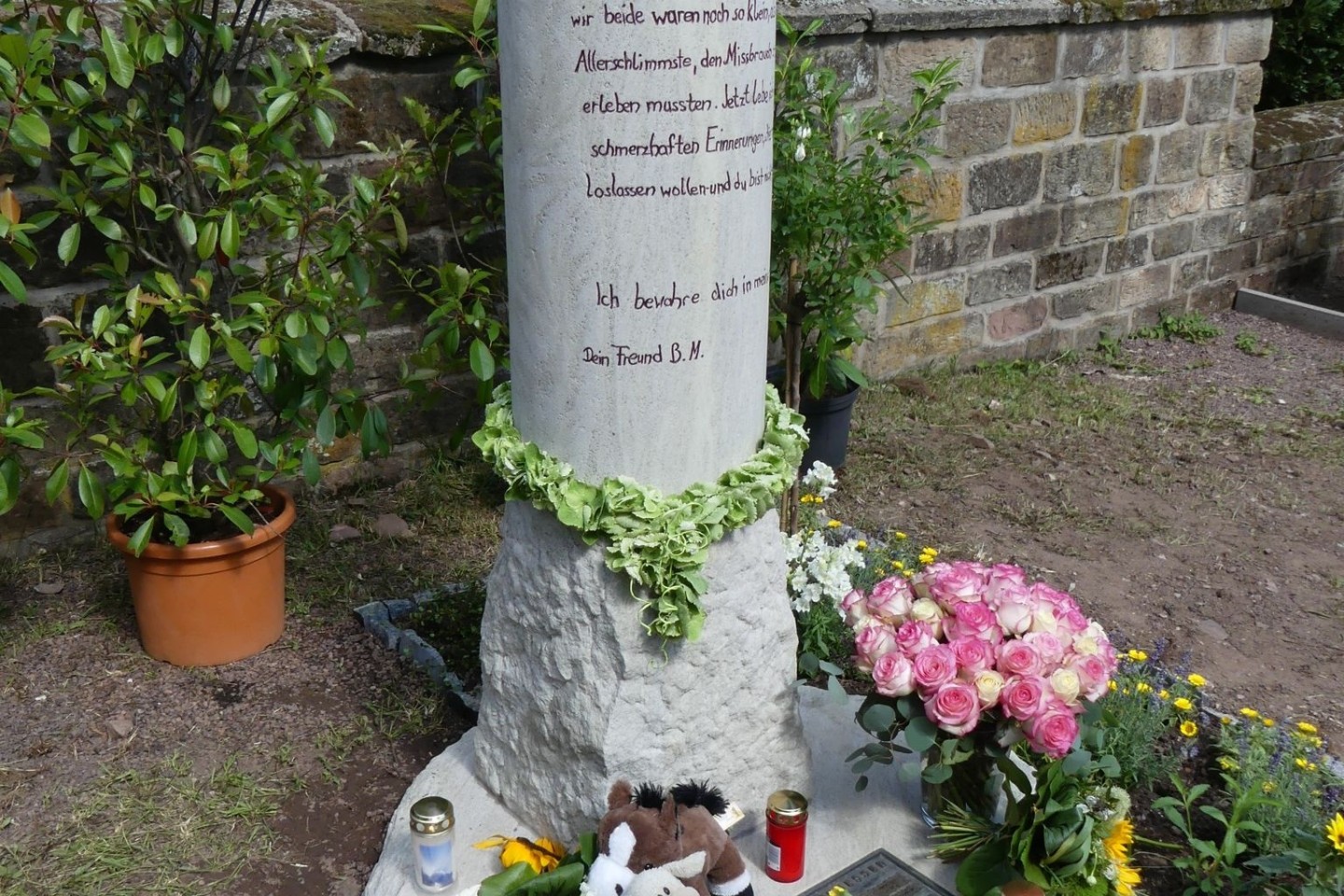 Eine Gedenkstele am Eingang des Friedhofs der katholischen Kirchengemeinde in Schwalbach erinnert an das ungeklärte Schicksal von Pascal.