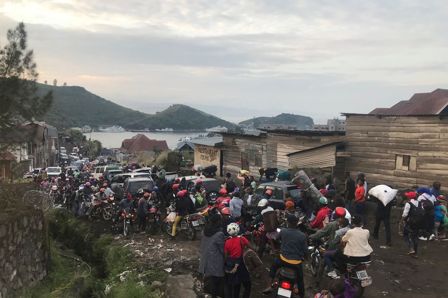 Evakuierung einer Millionenstadt: Einwohner tragen ihre Habseligkeiten, während sie Goma verlassen.