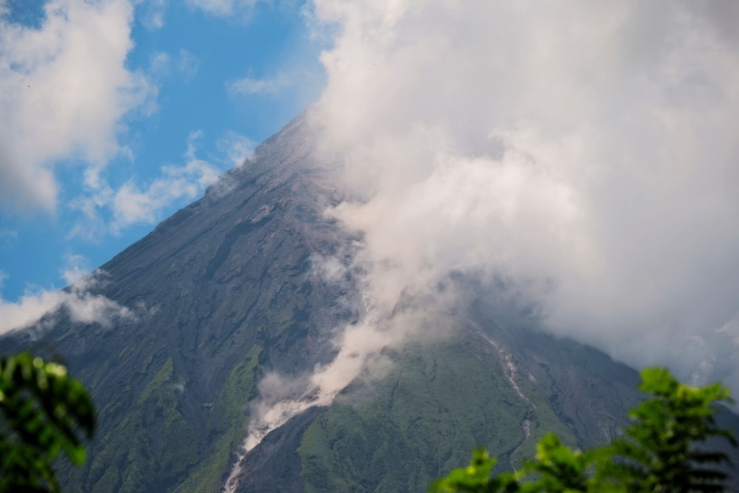 Das philippinische Institut für Vulkanologie und Seismologie erhöht den Status des Vulkans Mayon wegen «erhöhter Tendenz zu einer gefährlichen Eruption» auf Alarmstufe 3.