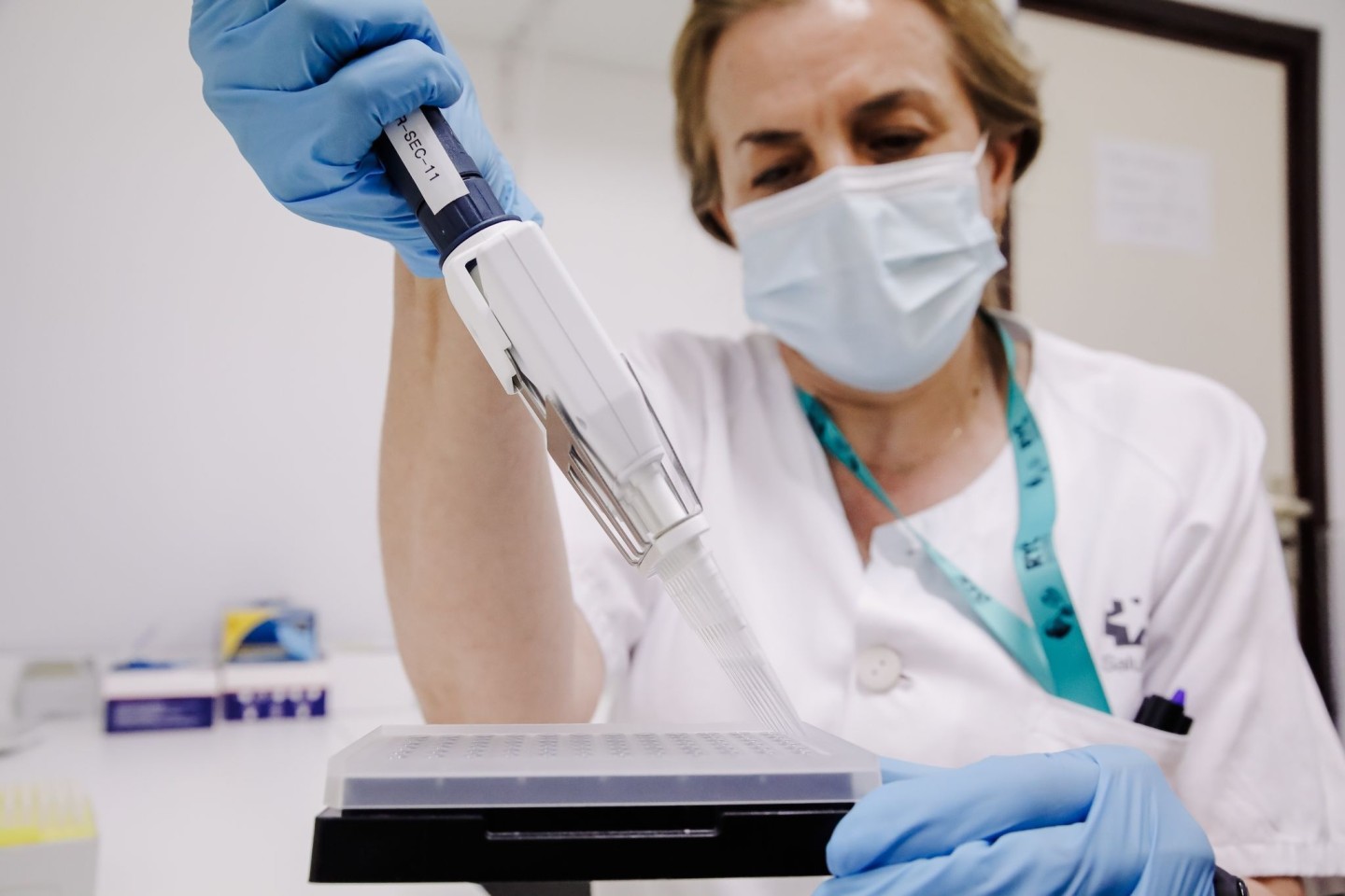 Eine Krankenschwester bereitet im Krankenhaus Ramon y Cajal in Madrid einen PCR-Tests zur Erkennung des Affenpockenvirus vor.