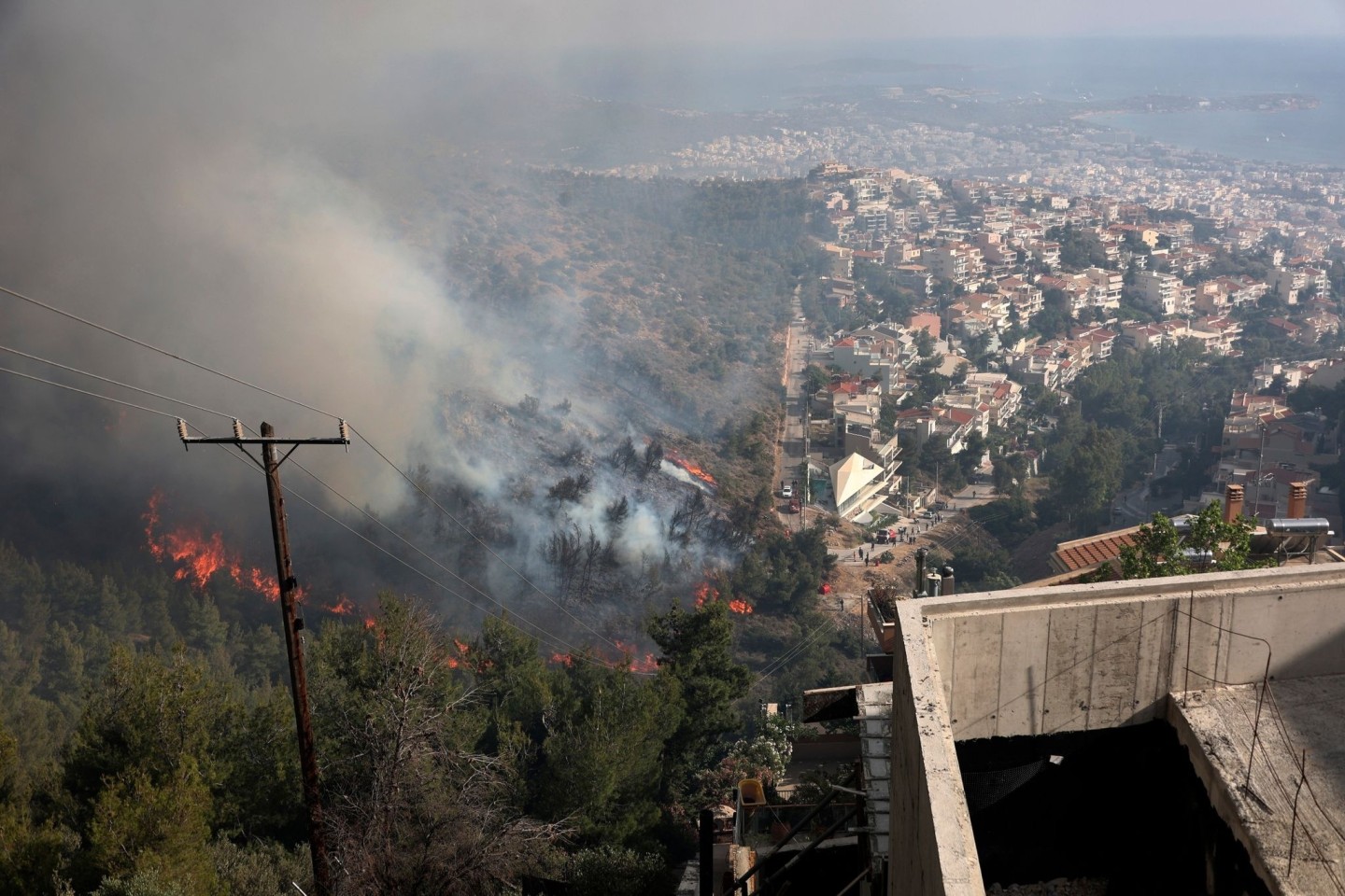 Ein Waldbrand auf einem Hügel im Athener Vorort Voula. Wegen fehlender Niederschläge und hoher Temperaturen steigt die Waldbrandgefahr in Griechenland.