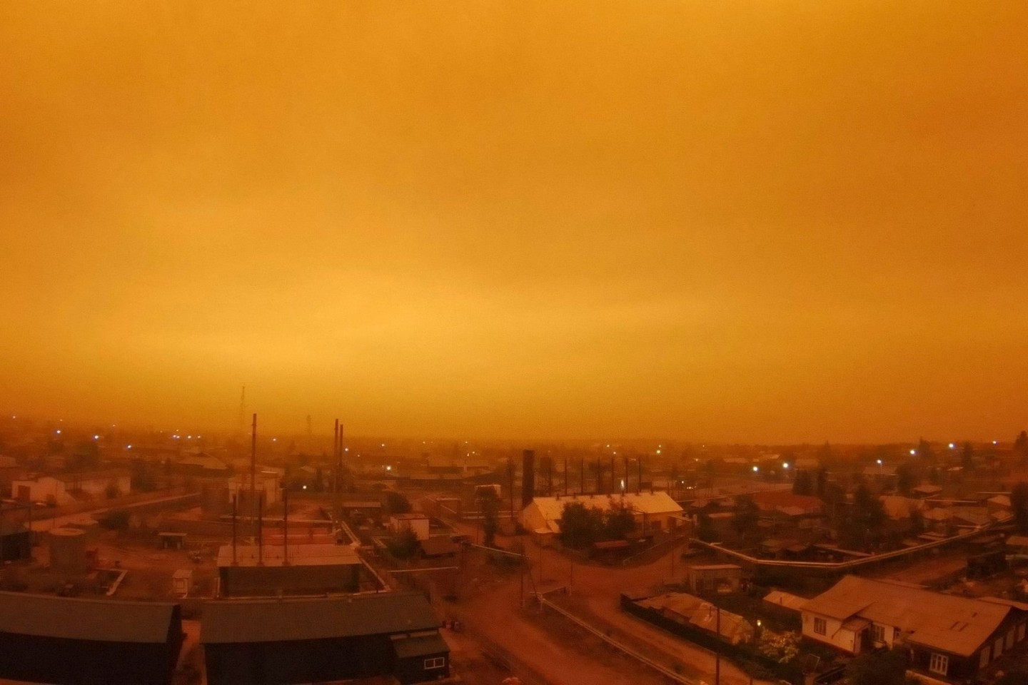 Rauch liegt über einer Kleinstadt in der russischen Republik Sacha (Jakutien).