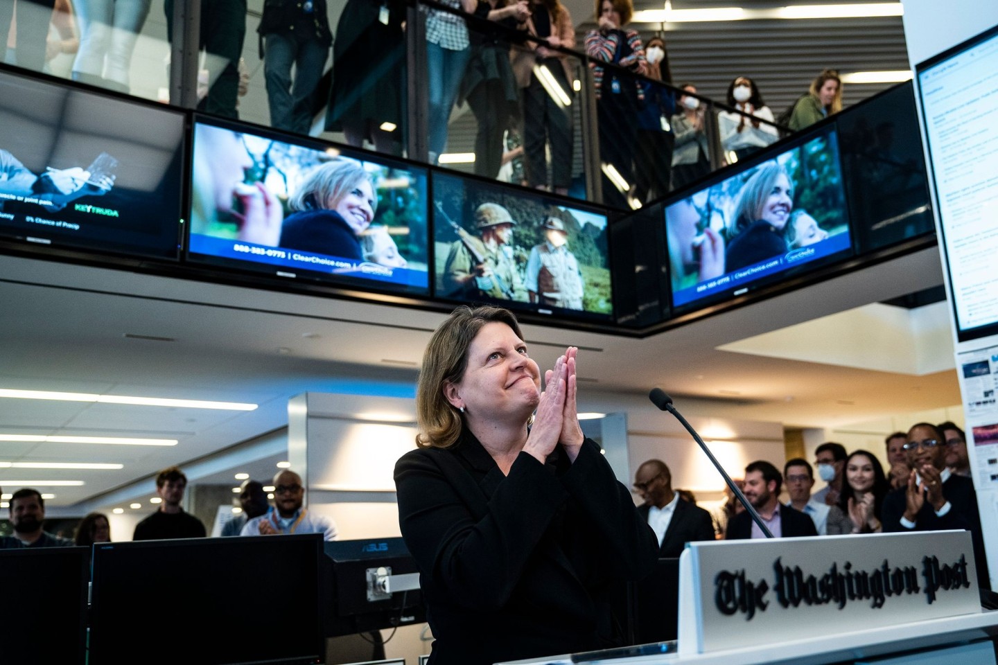 Die leitende Redakteurin Sally Buzbee feiert in der Nachrichtenredaktion der «Washington Post» die Auszeichnung mit dem Pulitzer-Preis.