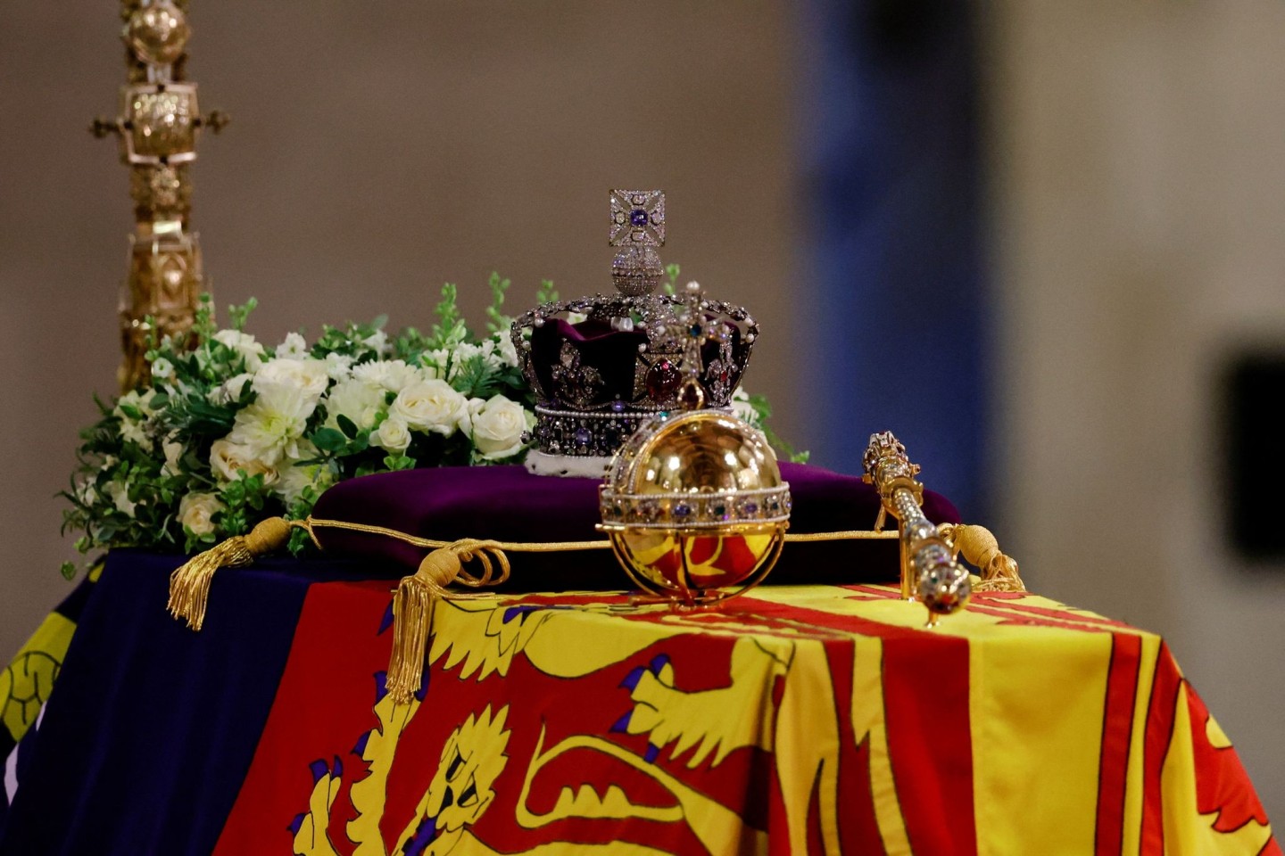 Der Sarg von Königin Elisabeth II. bei ihrer Aufbahrung in der Westminster Hall.