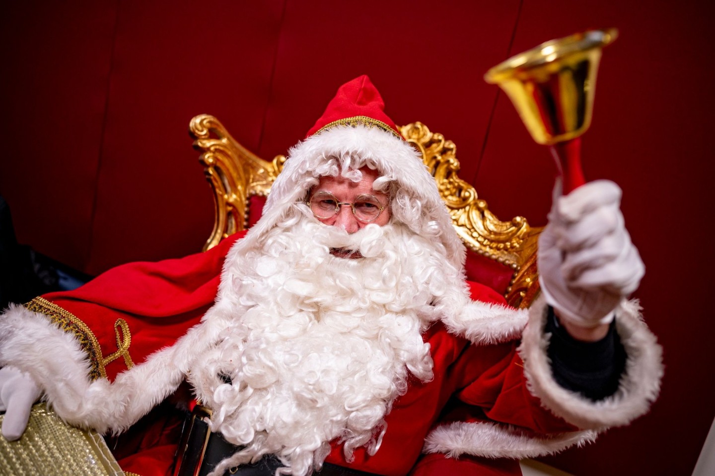 Hansjörg Rodewald als Weihnachtsmann verkleidet klingelt bei einem Workshop für neue Weihnachtsmänner mit einer Glocke.